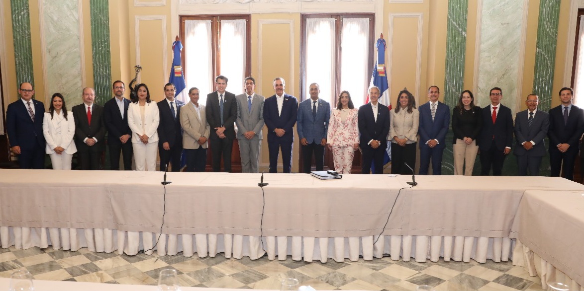 Abinader propone actualizar agenda trabajo junto a exportadores