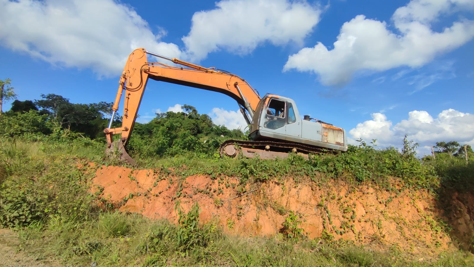 Productores agrícolas  y residentes de Naranjo Dulce con recursos propios reparan carretera Turística SFM-Río San Juan