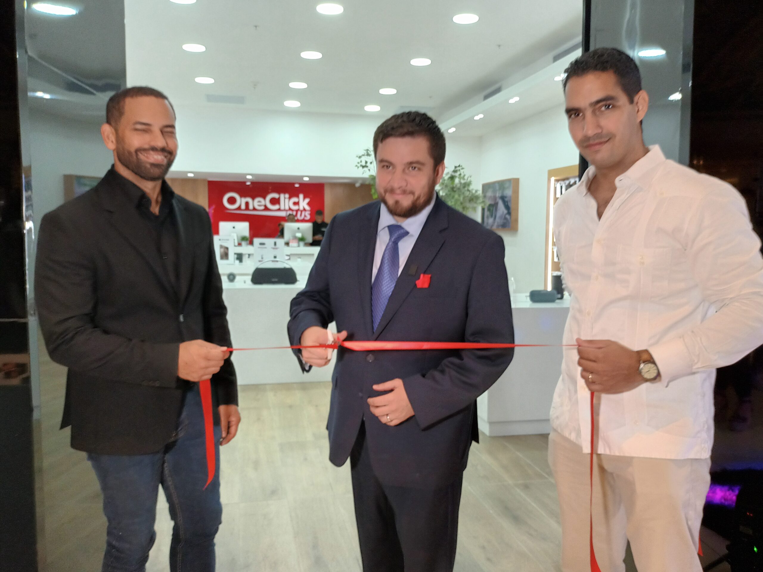 OneClick presenta el iPhone 16 en evento espectacular en RD