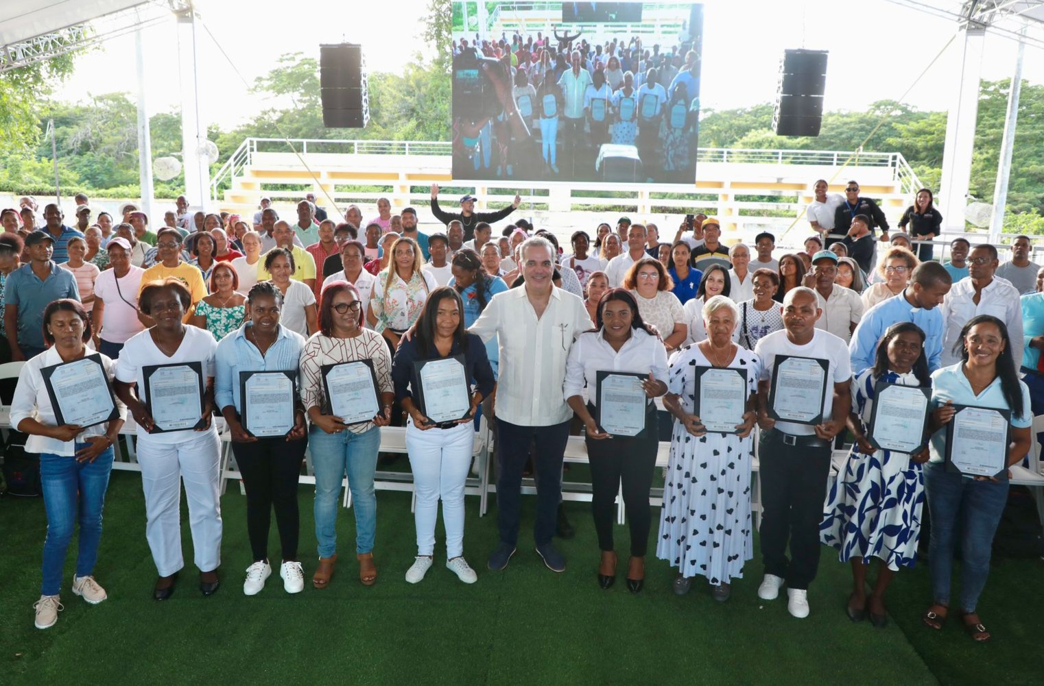 Gobierno entrega más de 390 títulos propiedad en SPM