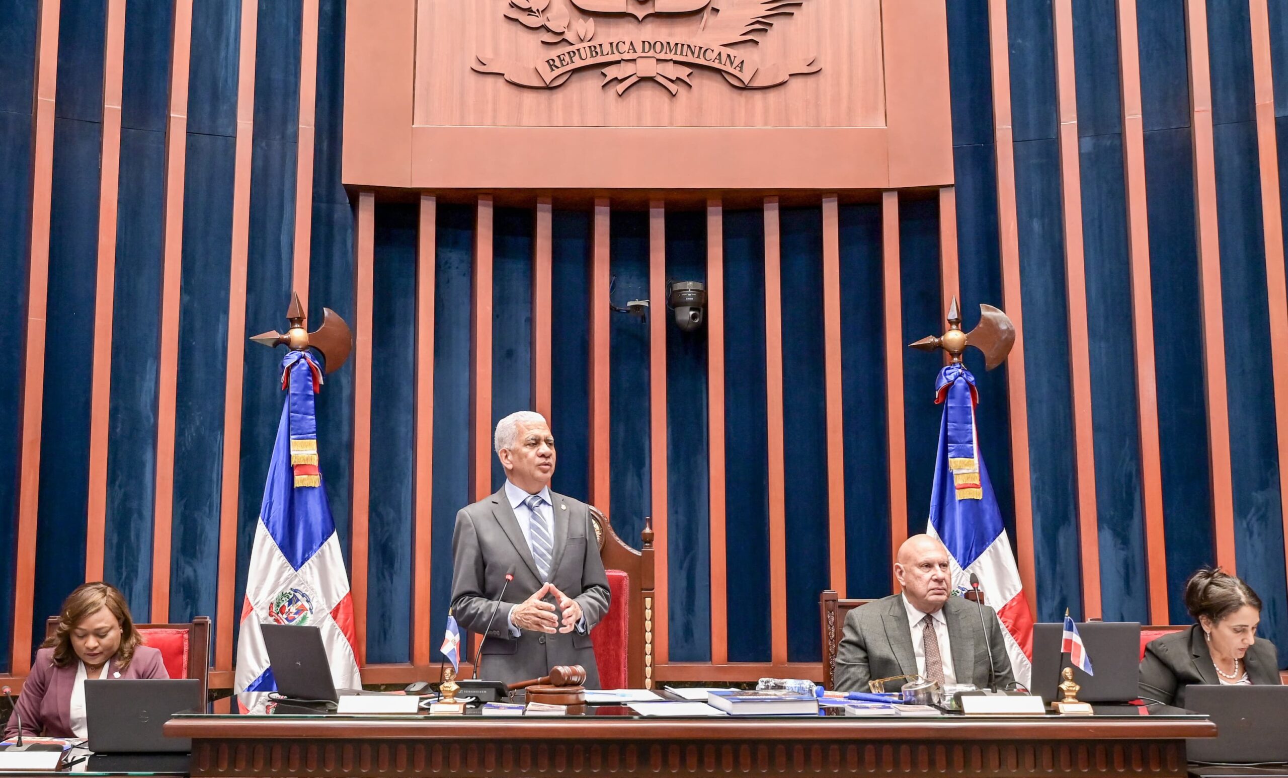 Senado aprueba resolución solicita al CNSS y la Sisalril cubrir procedimiento gigantomastia