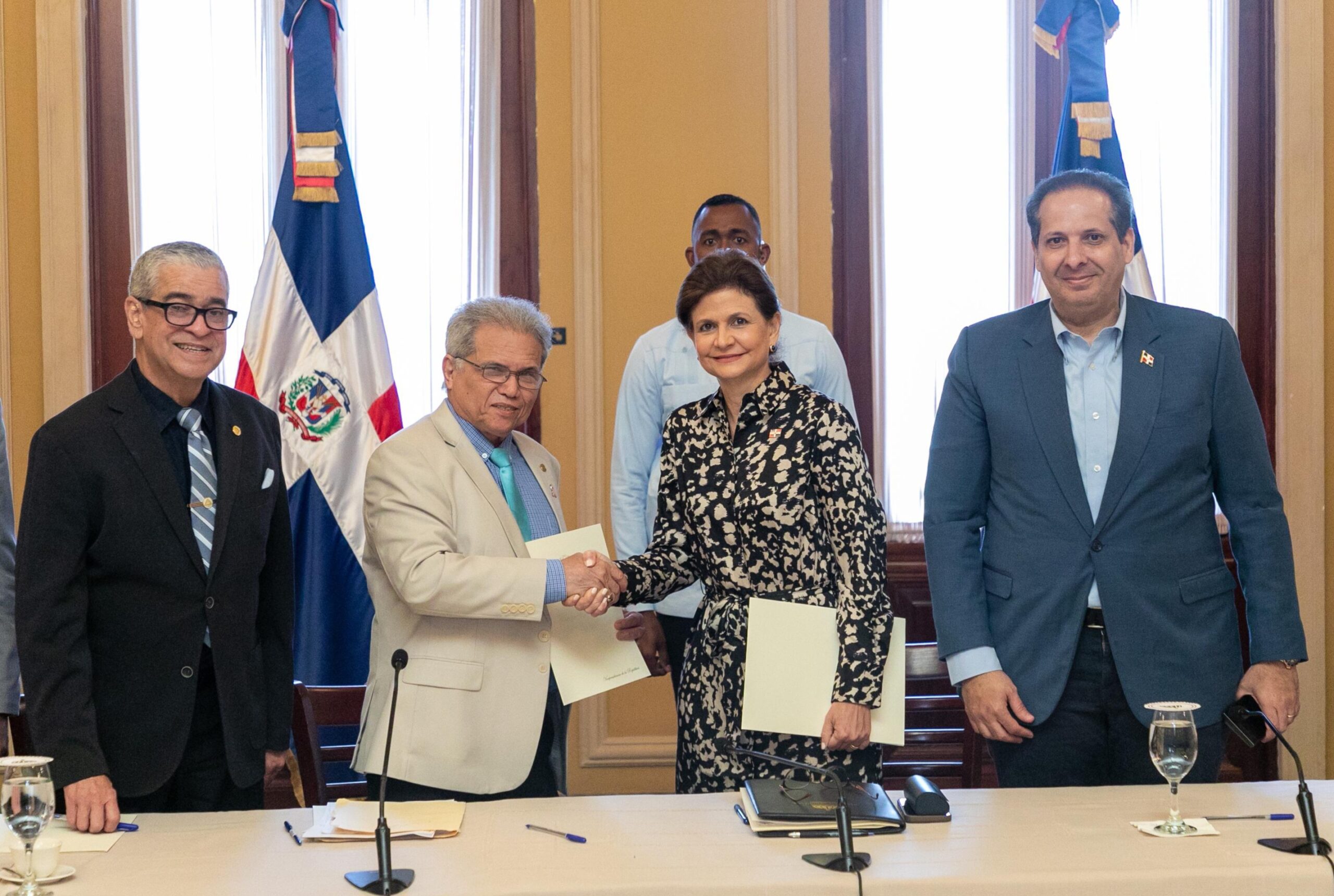 Médicos recibirán alza salarial de un 25%