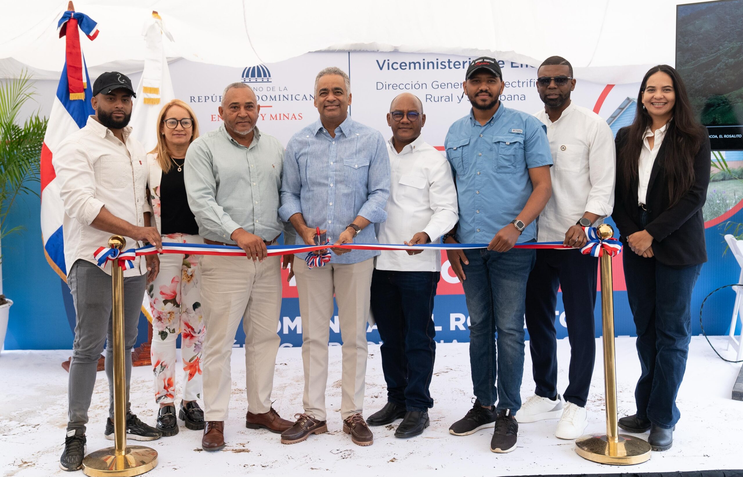 Energía y Minas lleva electricidad a cientos de comunitarios en Ocoa