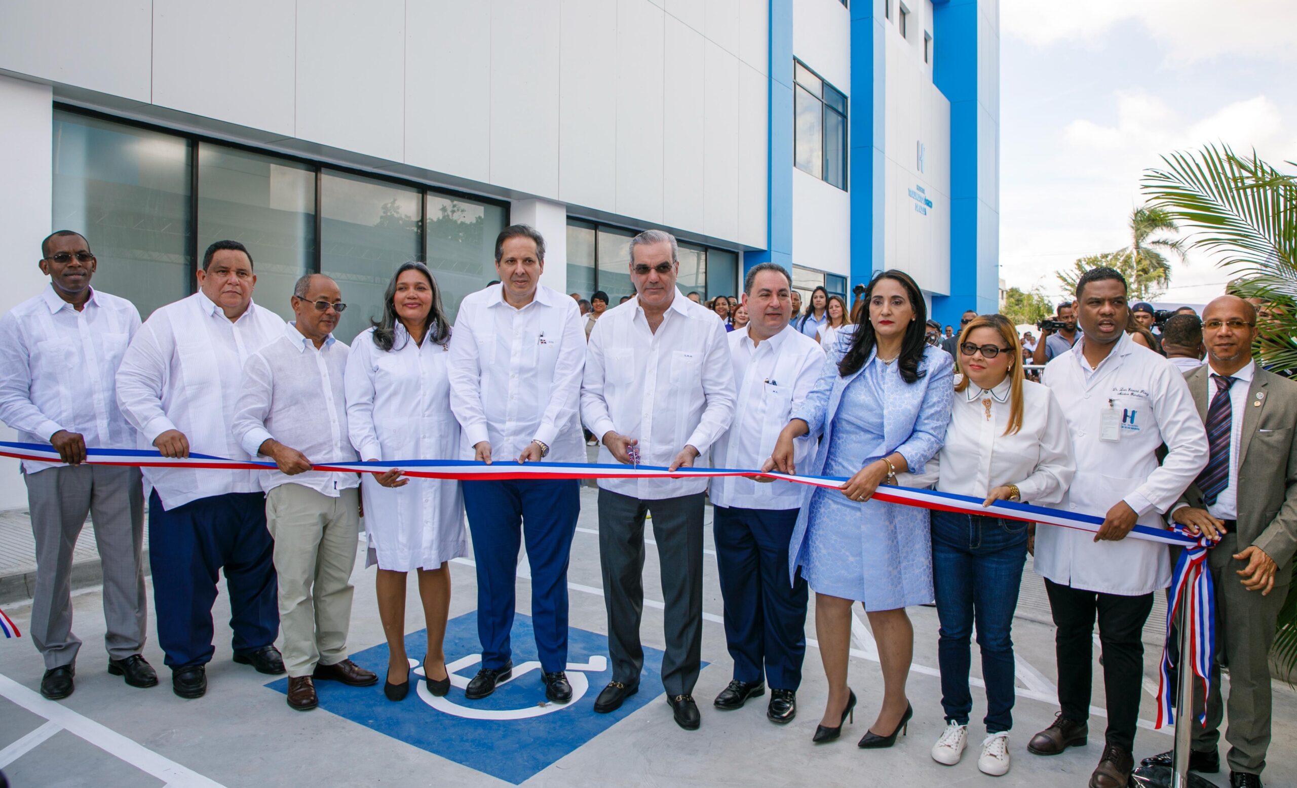 Gobierno entrega hospital traumatológico en Azua