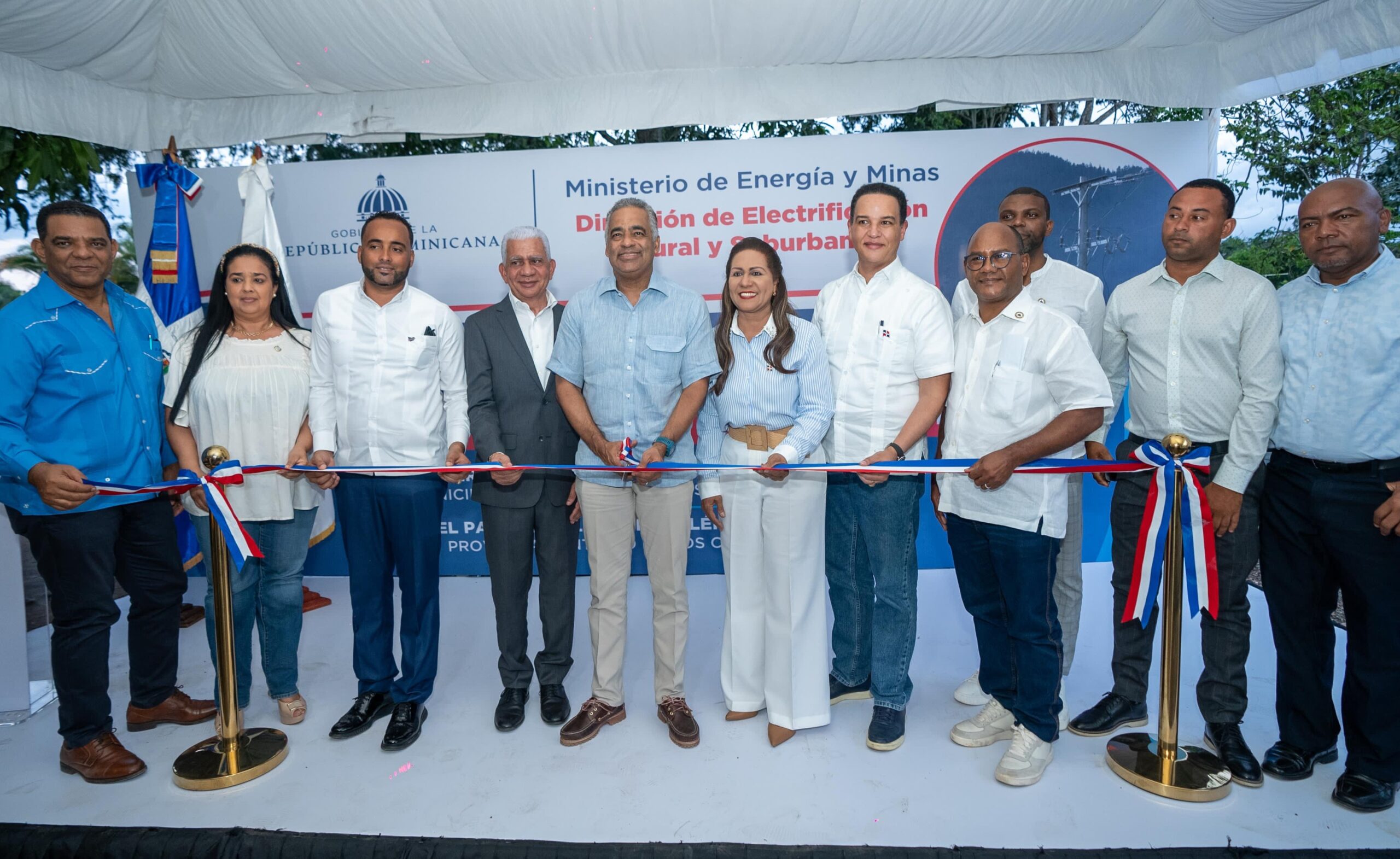 Senador saluda electrificación en Cotuí