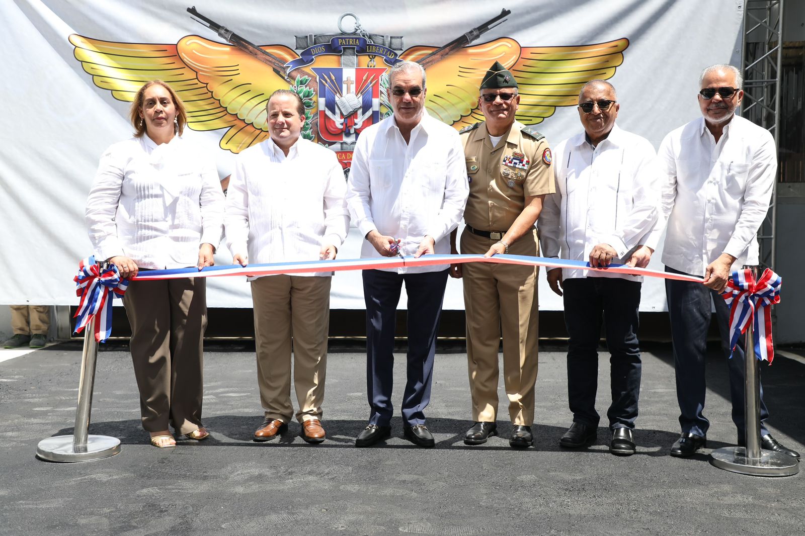 Gobierno inaugura planta ensamblaje vehículos en San Cristóbal