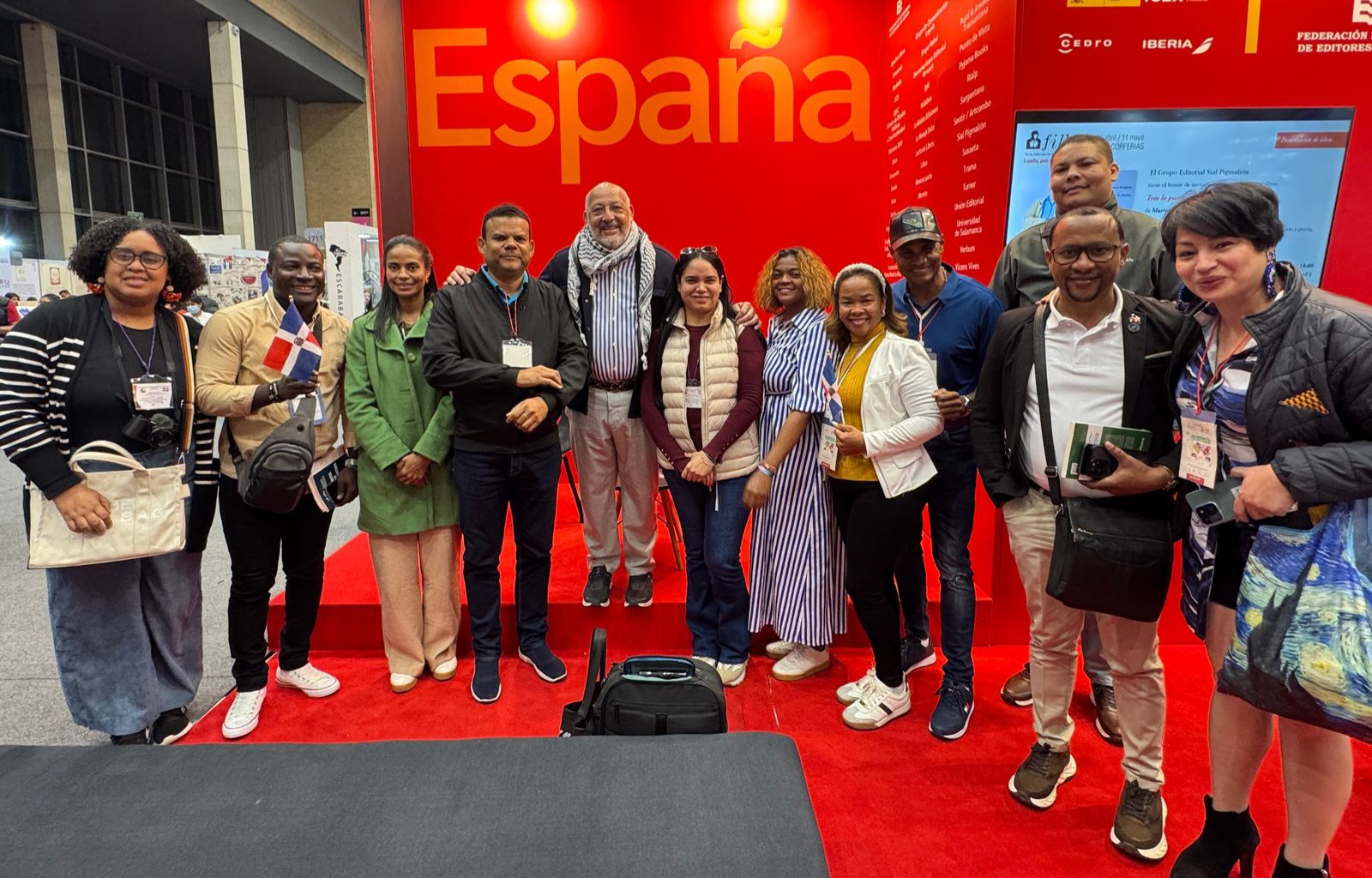 Procap asiste a puesta en circulación del libro "Tras la puerta"