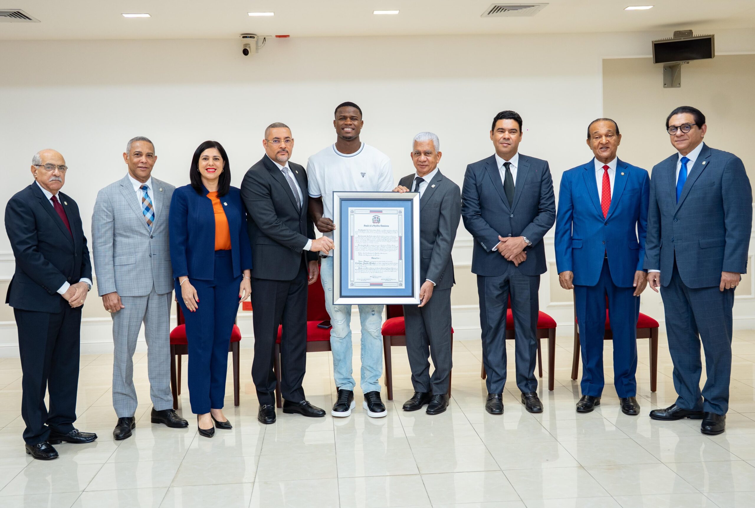 Senado reconoce boxeador Cristian Pinales