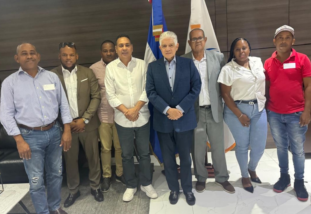 Ministro Obras Públicas recibe al senador Pedro Tineo