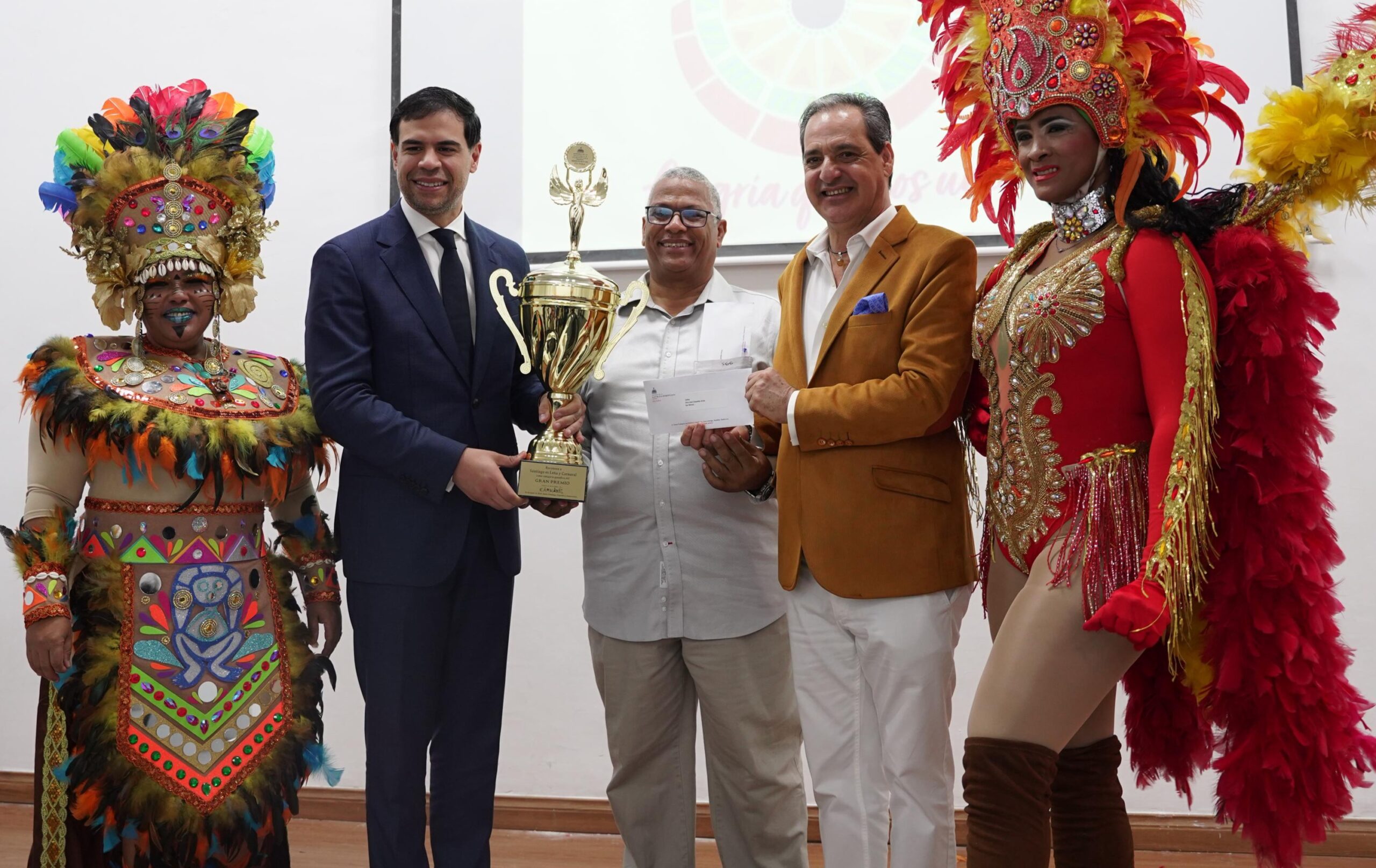 Ministerio Cultura entrega Premios Anuales Carnaval