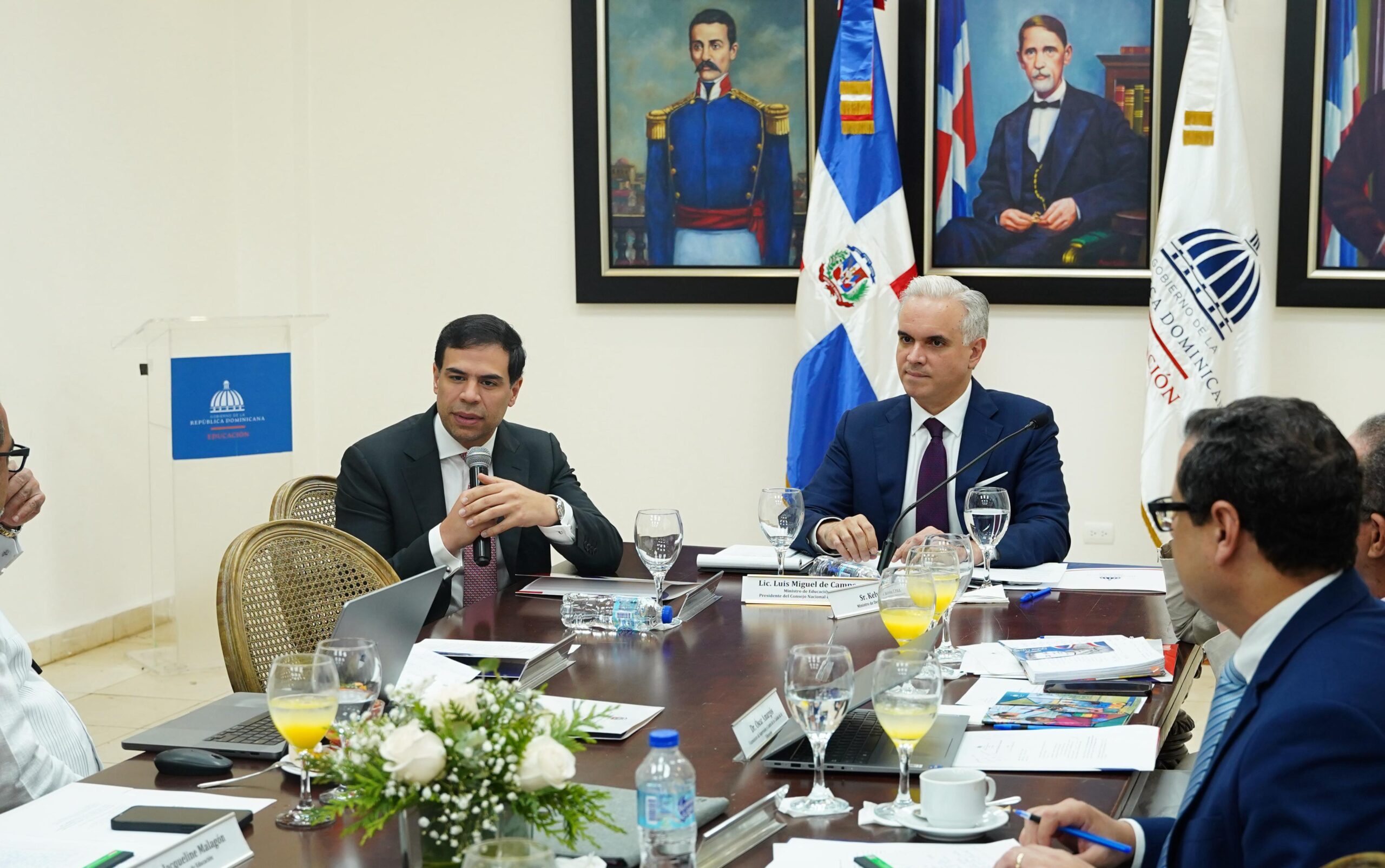 Ministro Cultura presenta El Poder de las Buenas Palabras ante Consejo Nacional de Educación