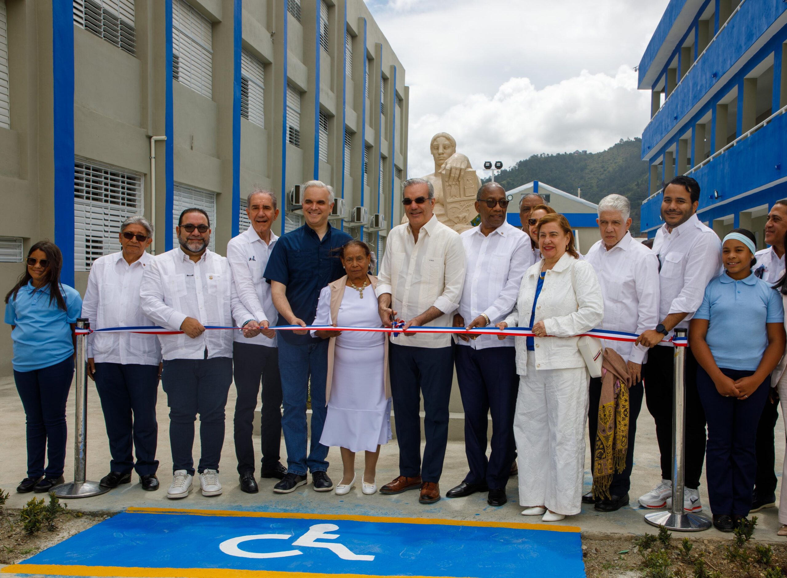 Gobierno entrega varias obras en Constanza
