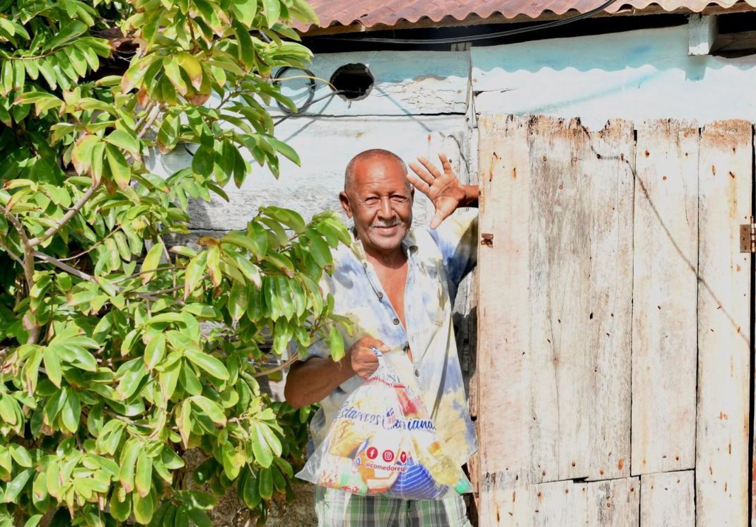 Comedores Económicos del Estado entrega alimentos crudos en Barahona