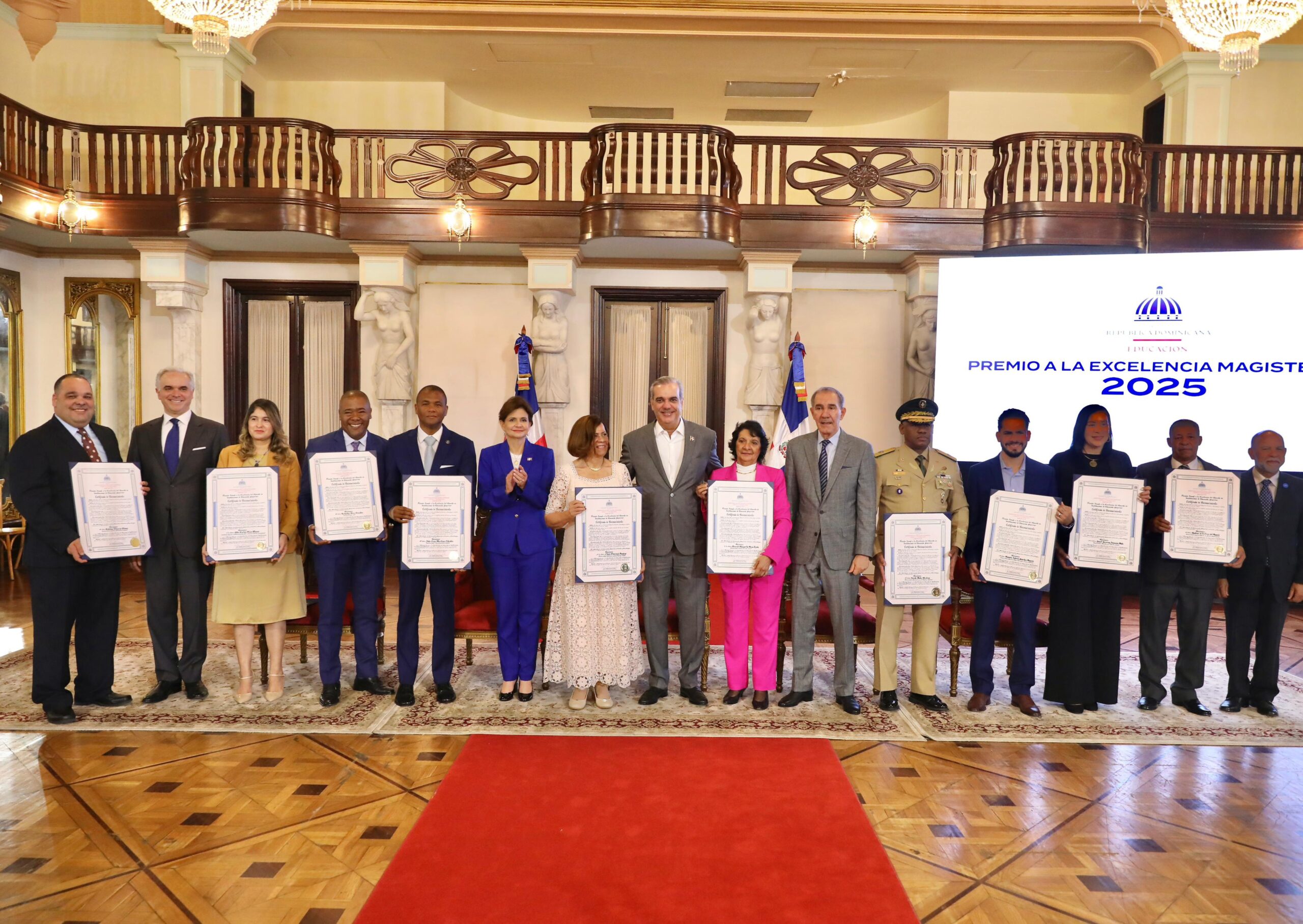 Abinader entrega Premio Excelencia Magisterial