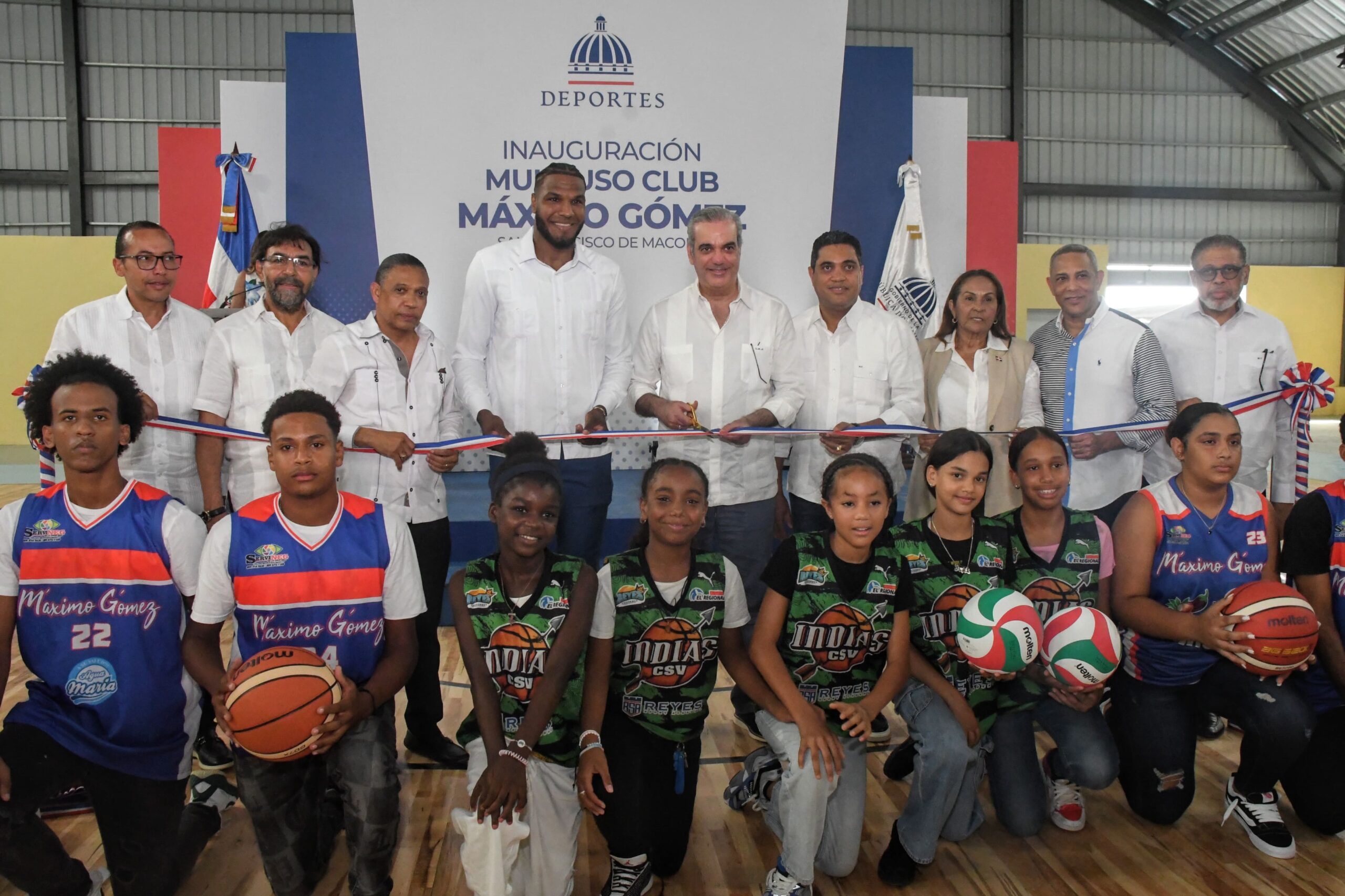 Abinader entrega multiuso en SFM con inversión de 75 millones
