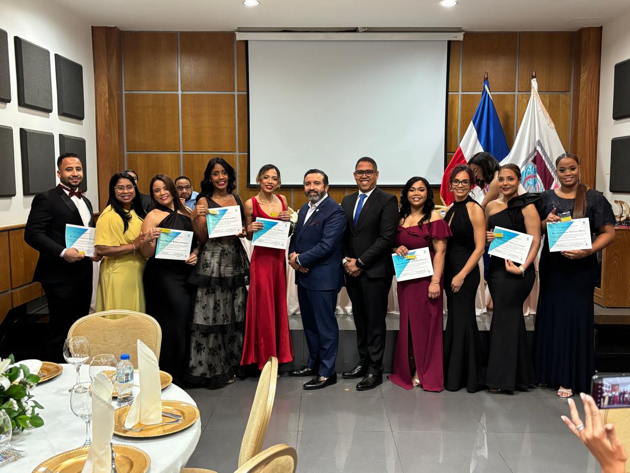 Hospital Dr. Reynaldo Almánzar promueve a médicos residentes