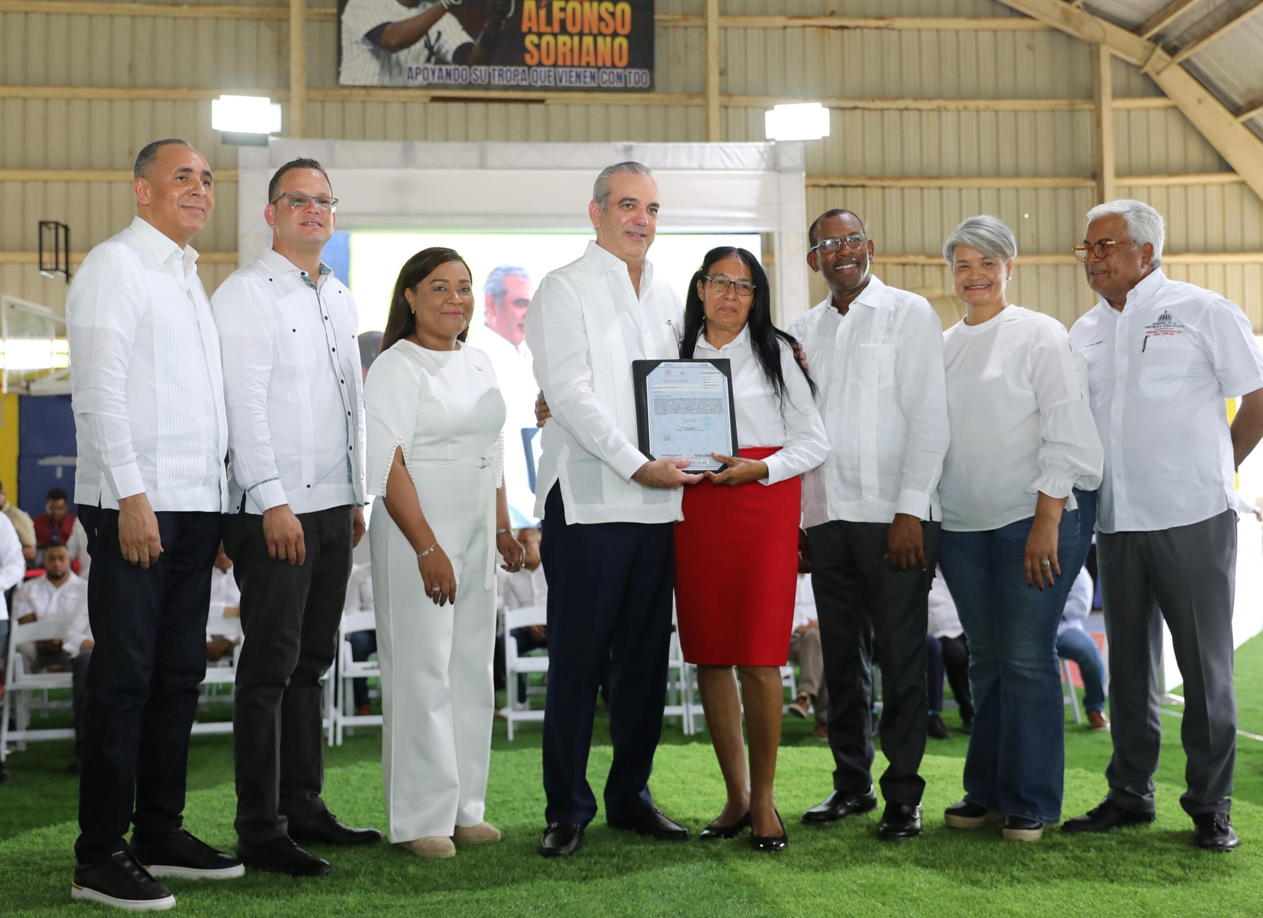 Gobierno entrega títulos propiedad a 1,800 familias en Quisqueya