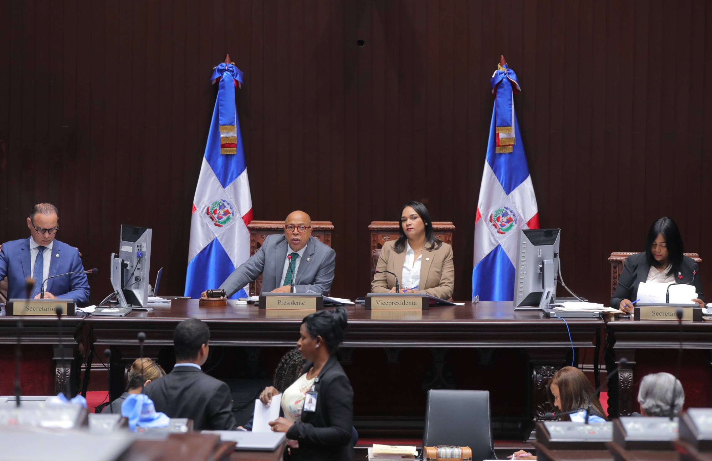 CD convierte en Ley unificación de los ministerios Hacienda y Economía