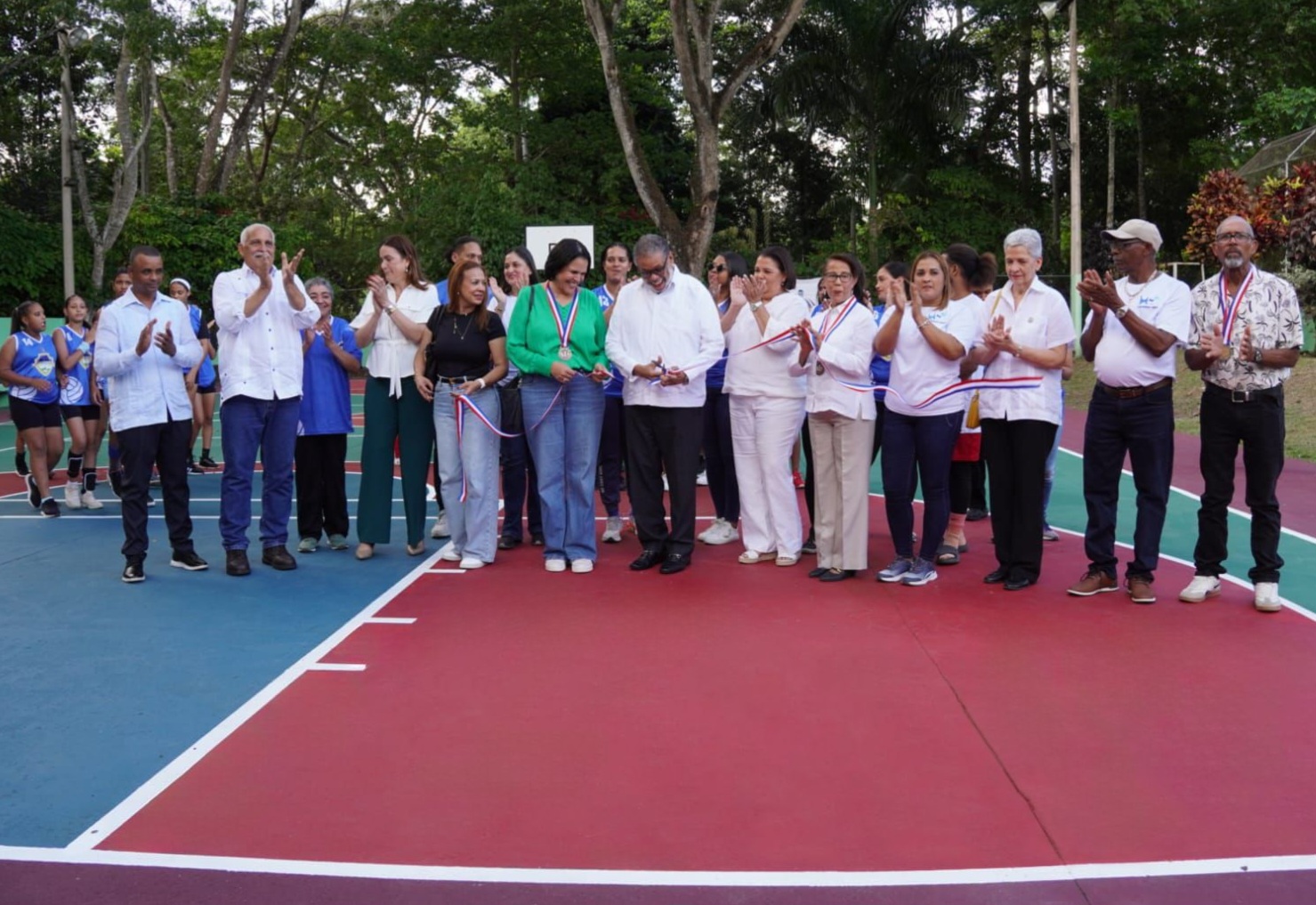 DGDC acondiciona cancha deportiva en Salcedo