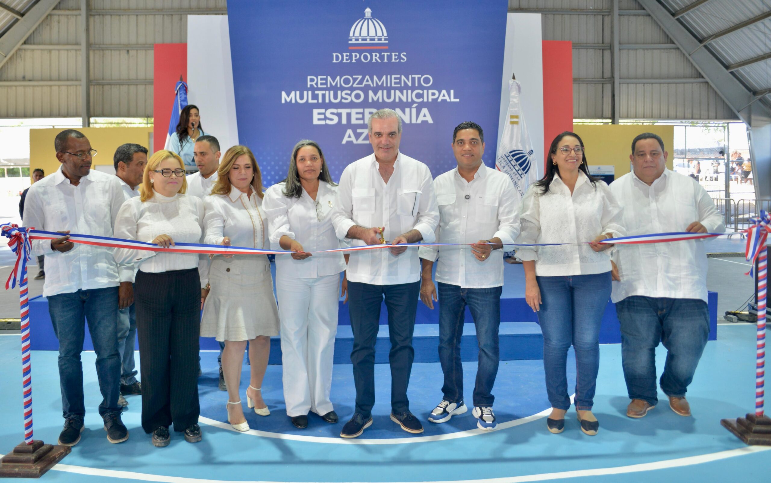Abinader y ministro Deportes entregan dos multiusos en Azua