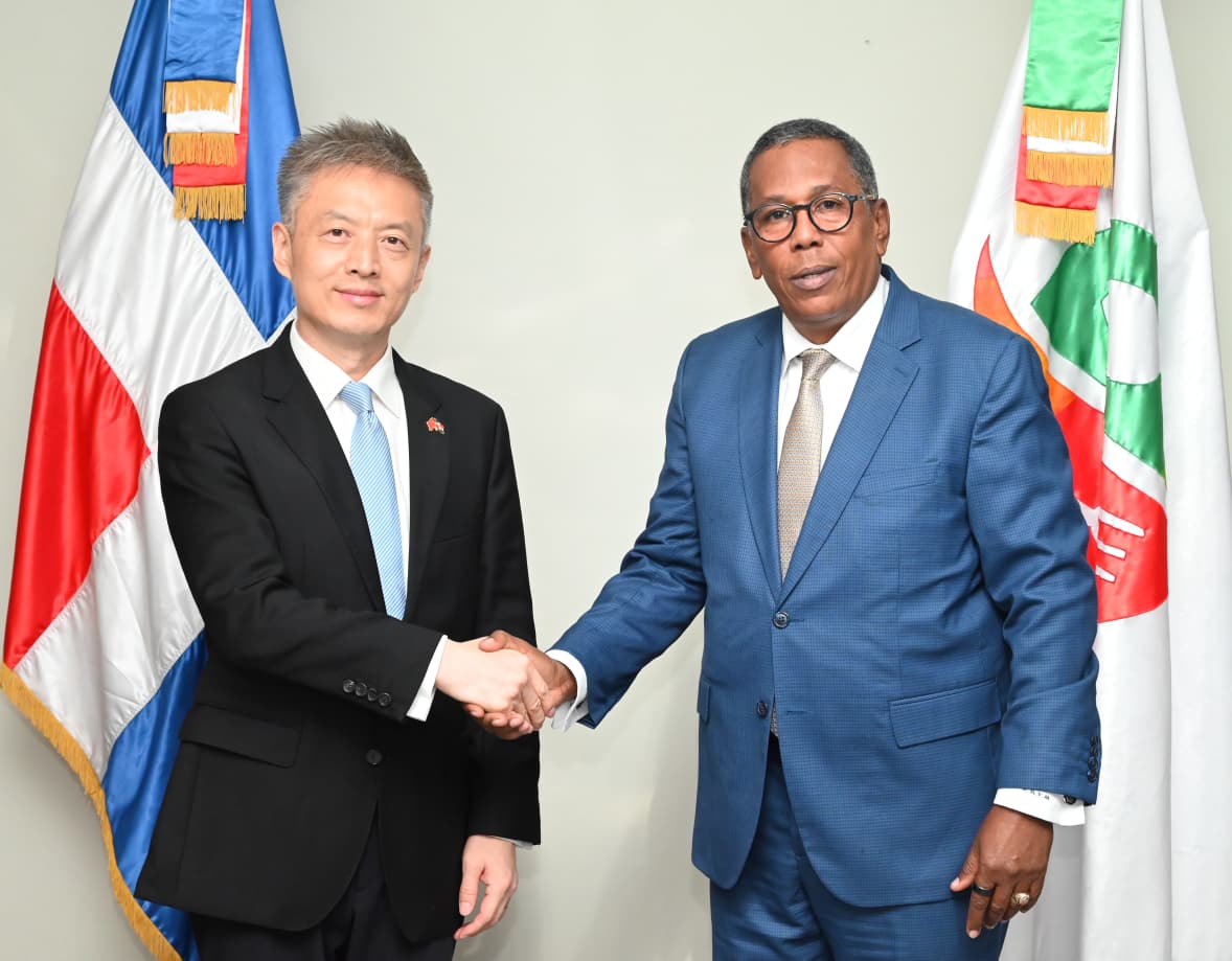Embajador de China en RD visita director Comedores Económicos