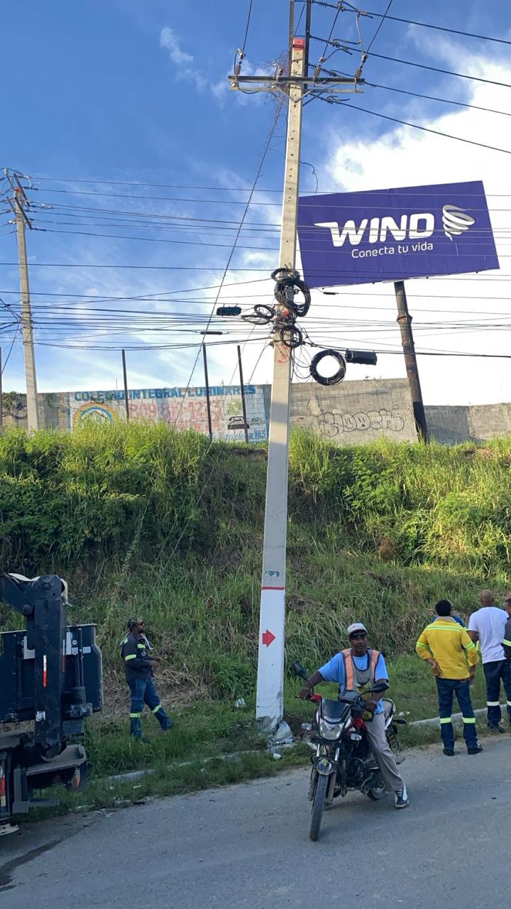 Edeeste: Avería en Villa Mella por impacto a poste eléctrico