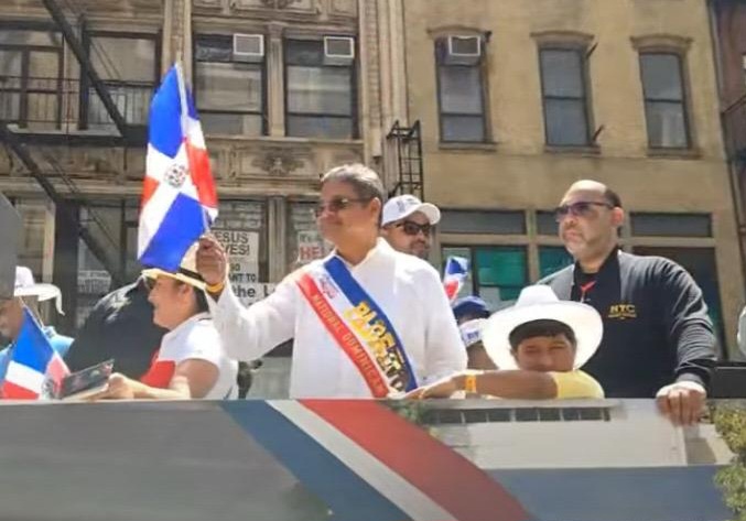 Director COE apadrina Desfile Dominicano en NY