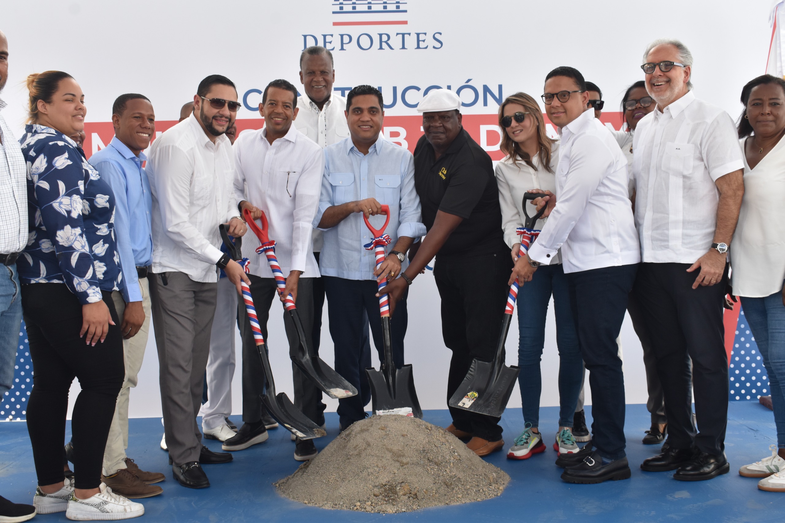 Ministro Deportes da picazo para construir multiusos del Club 30 de Mayo