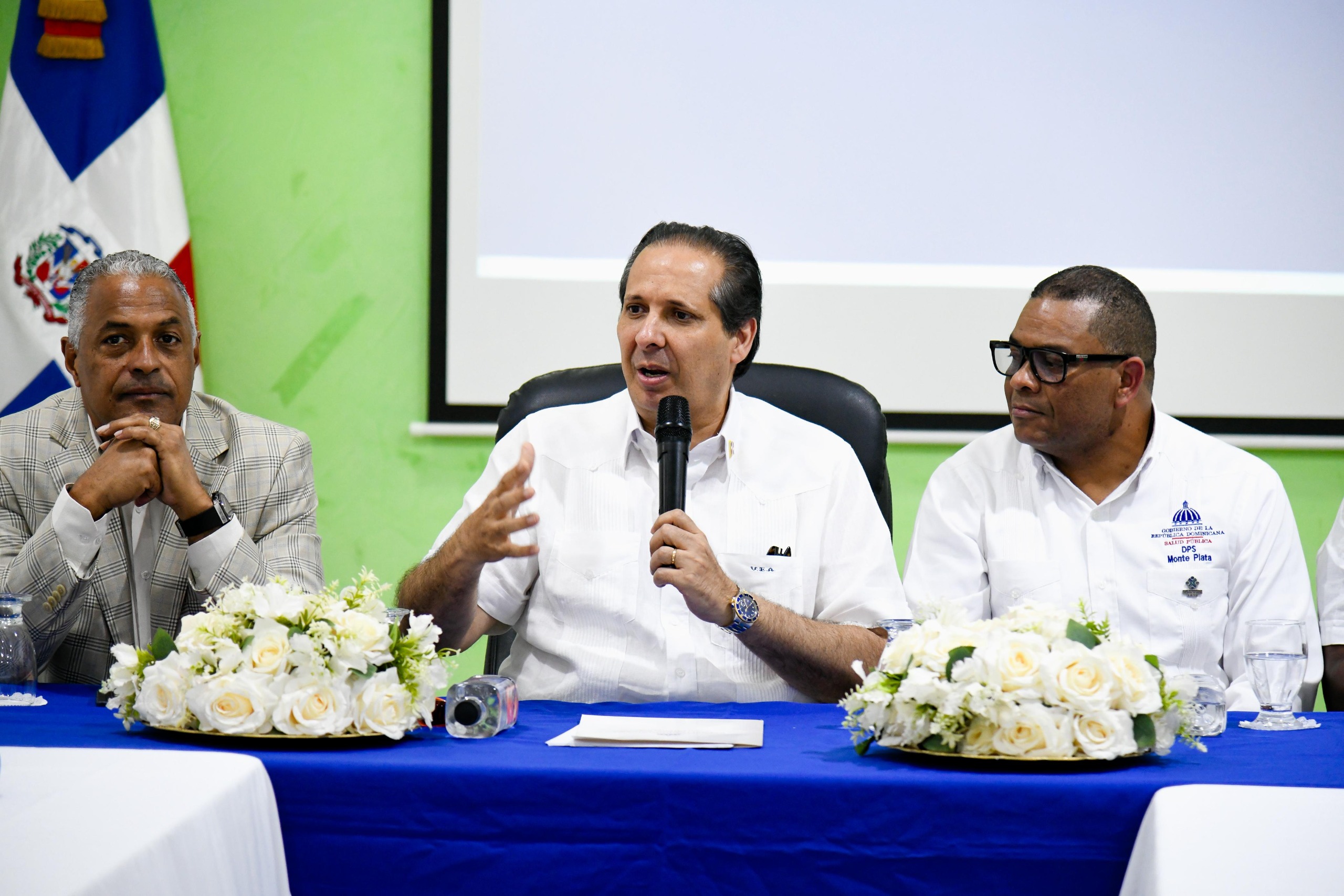 Ministro Atallah reafirma compromiso con la salud en Monte Plata