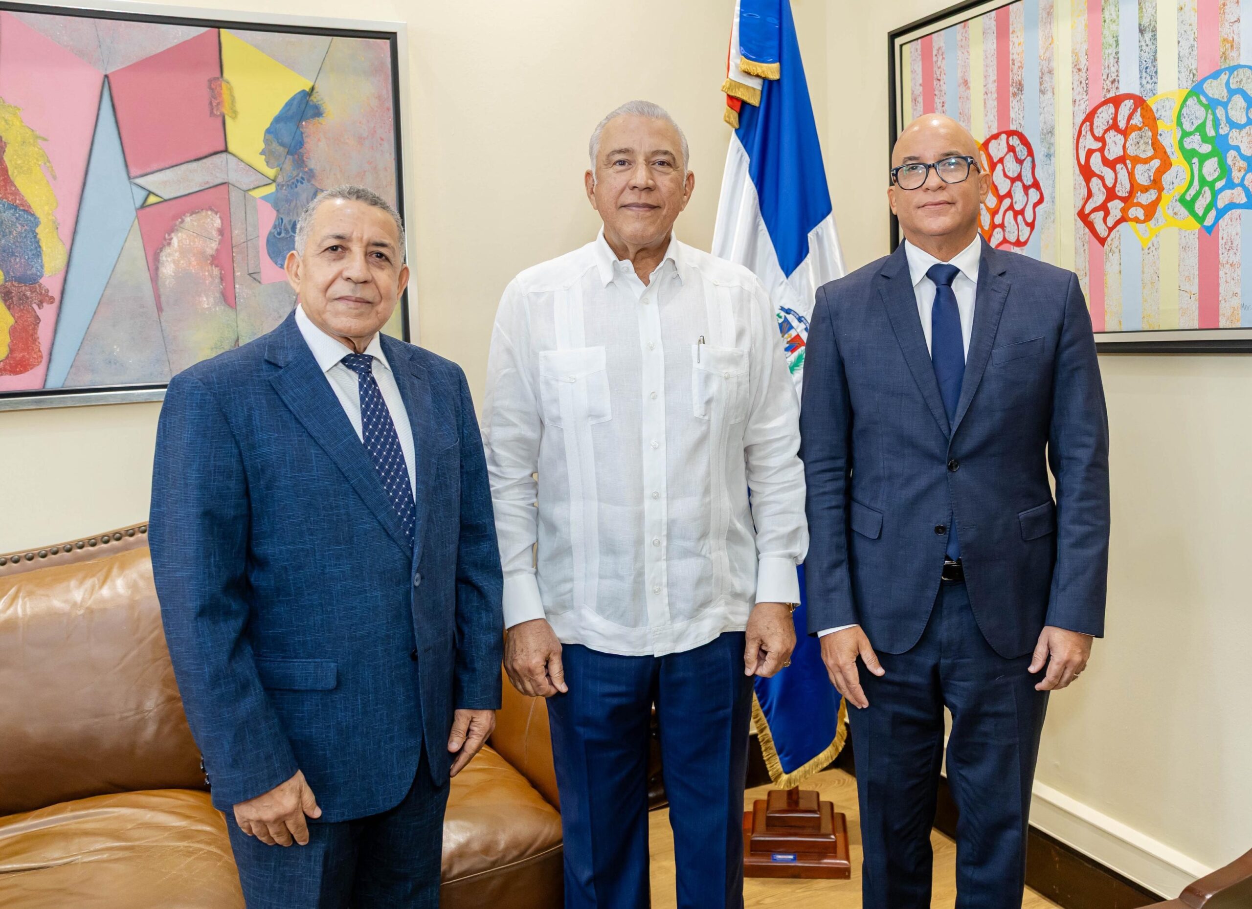 Ministro Bautista juramenta a Félix Reyna como director de Diecom