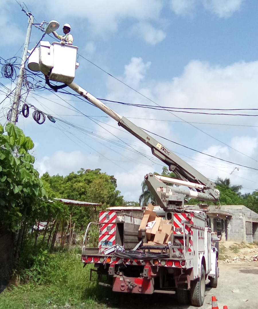 Edeeste trabaja para normalizar averías en Villa Mella