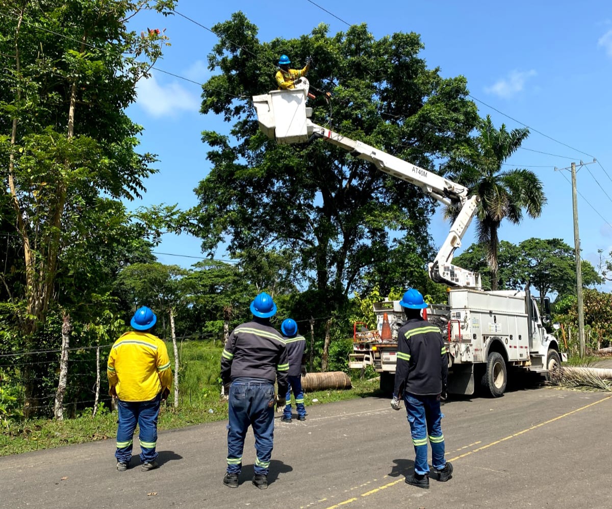 Edeeste restablece servicio en Miches tras daños por disturbios