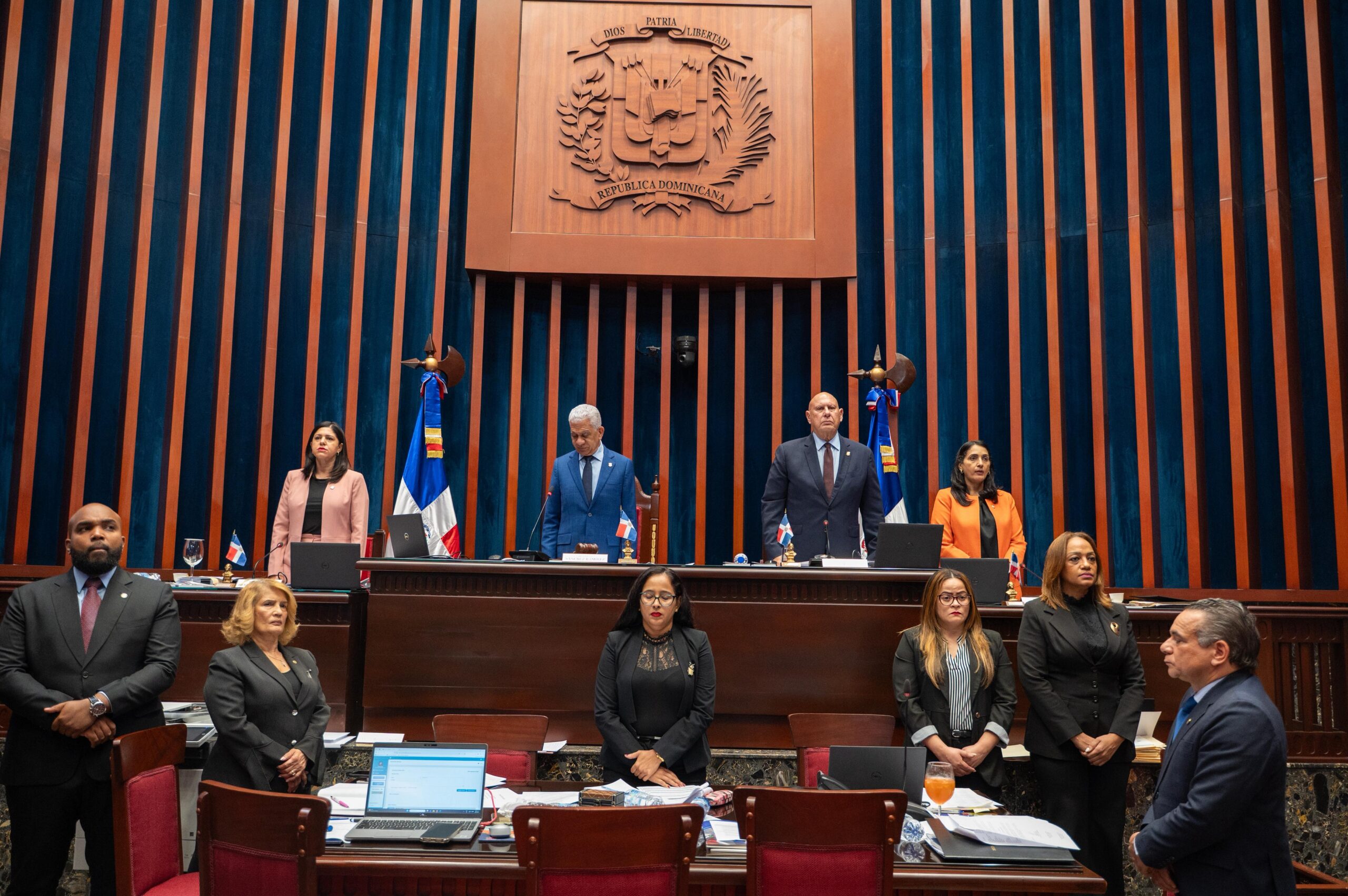 Senado aprobó ley dispone instalar fuentes de energía renovable en edificios públicos y privados