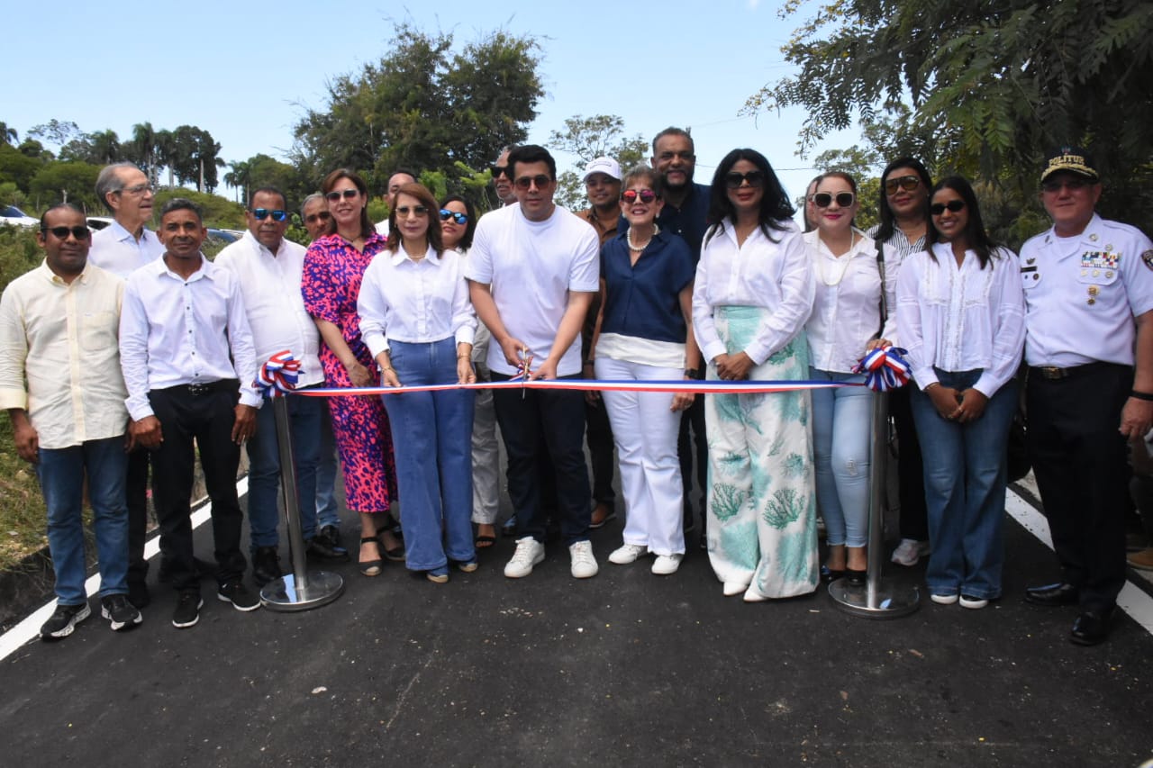 Minustro Collado inaugura calles reconstruidas en Sosúa