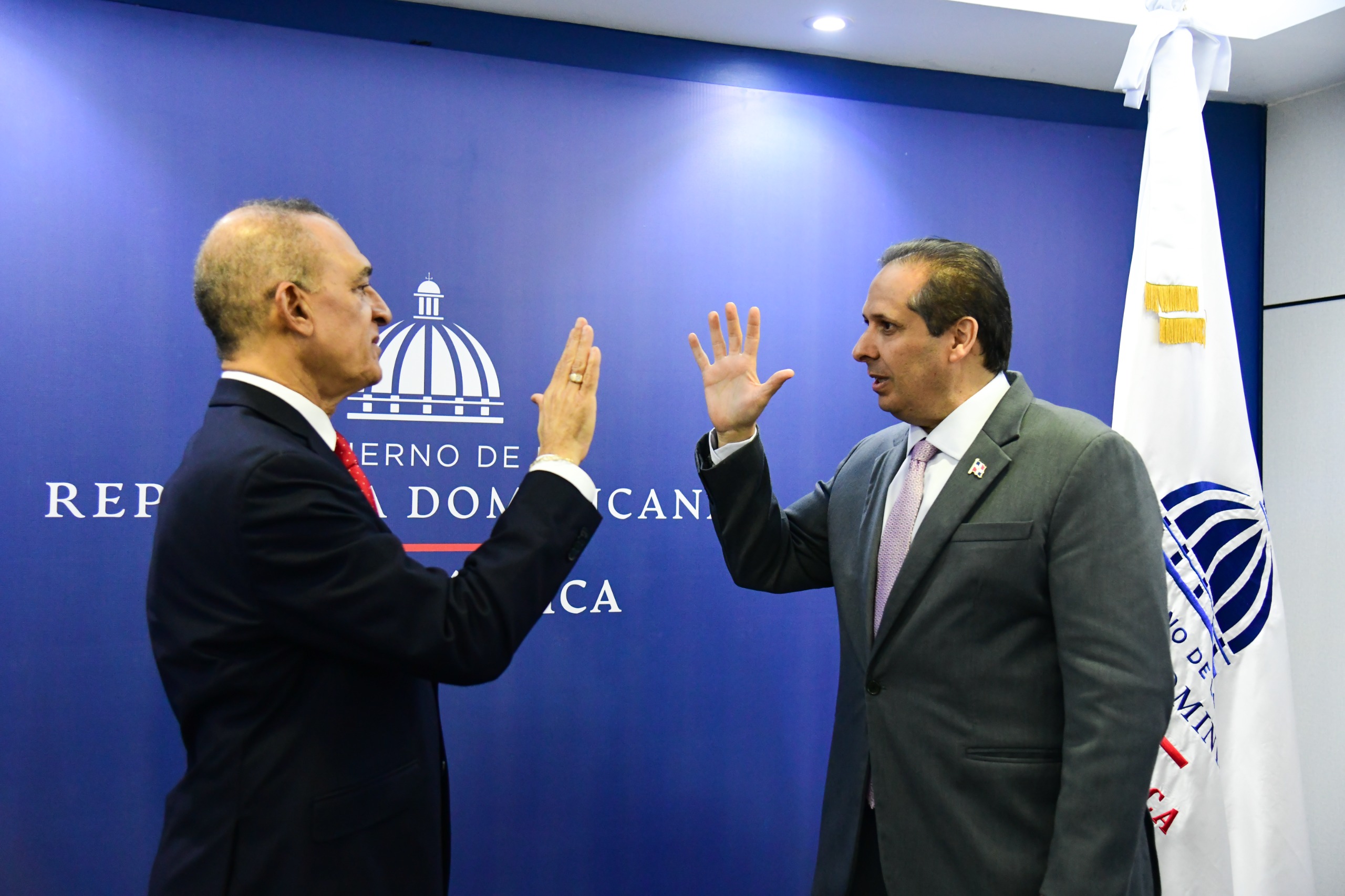 Ministro Salud juramenta director Promese/CAL