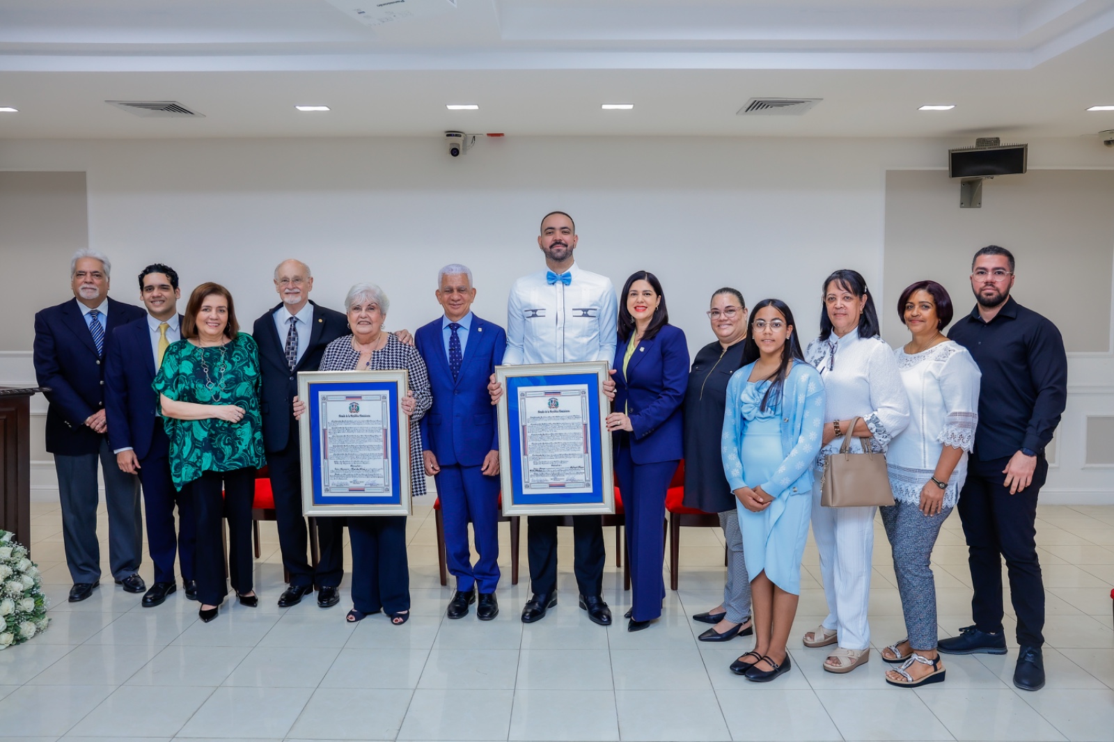Senado reconoce un doctor y una maestra de música