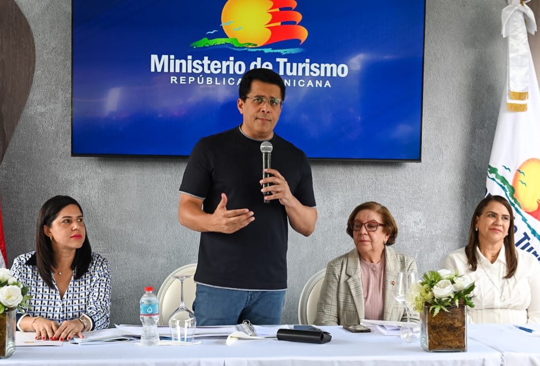 Ministro Collado reconstruye obra en Salcedo