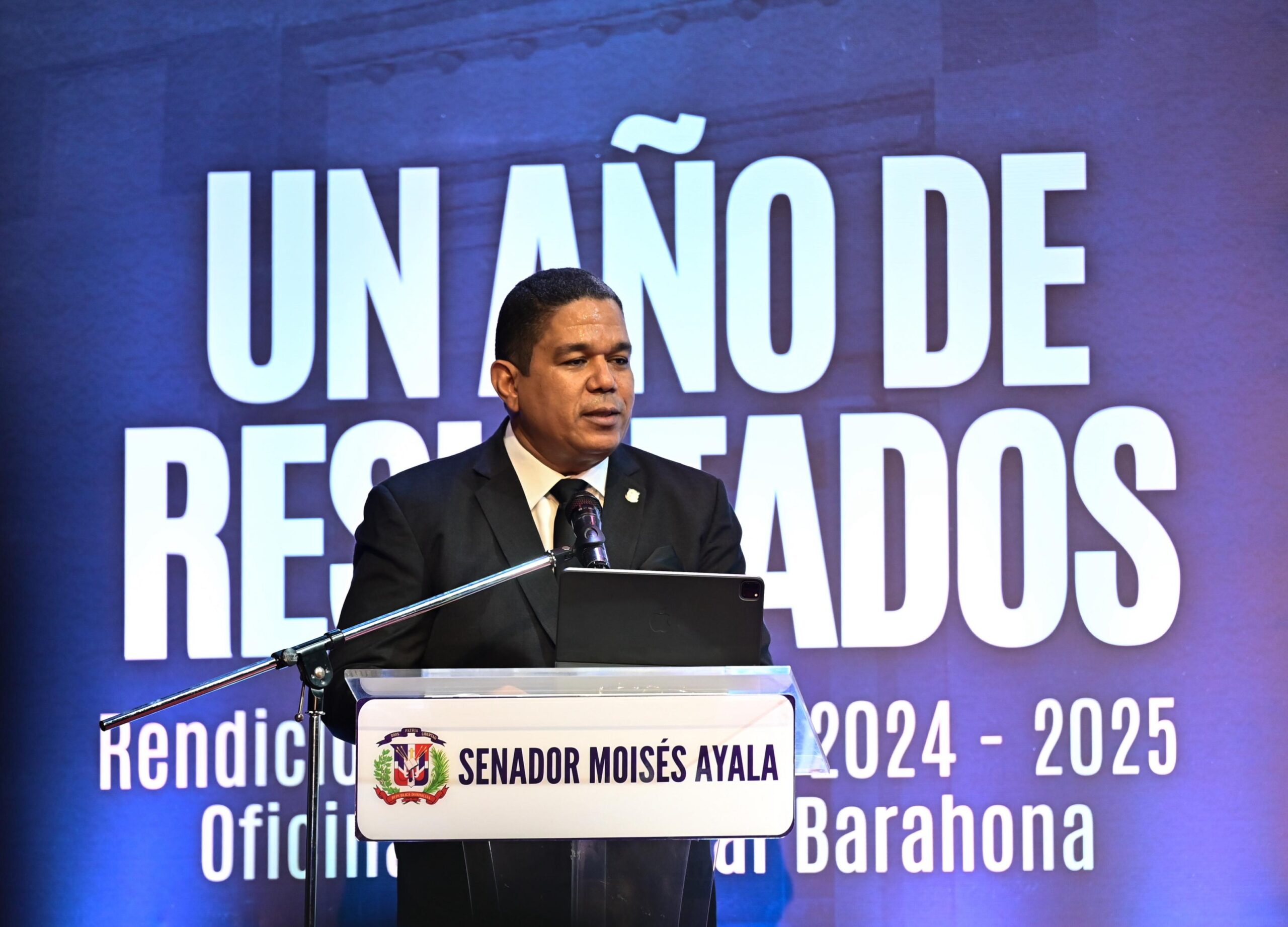 Senador Barahona rinde cuentas de primer año gestión