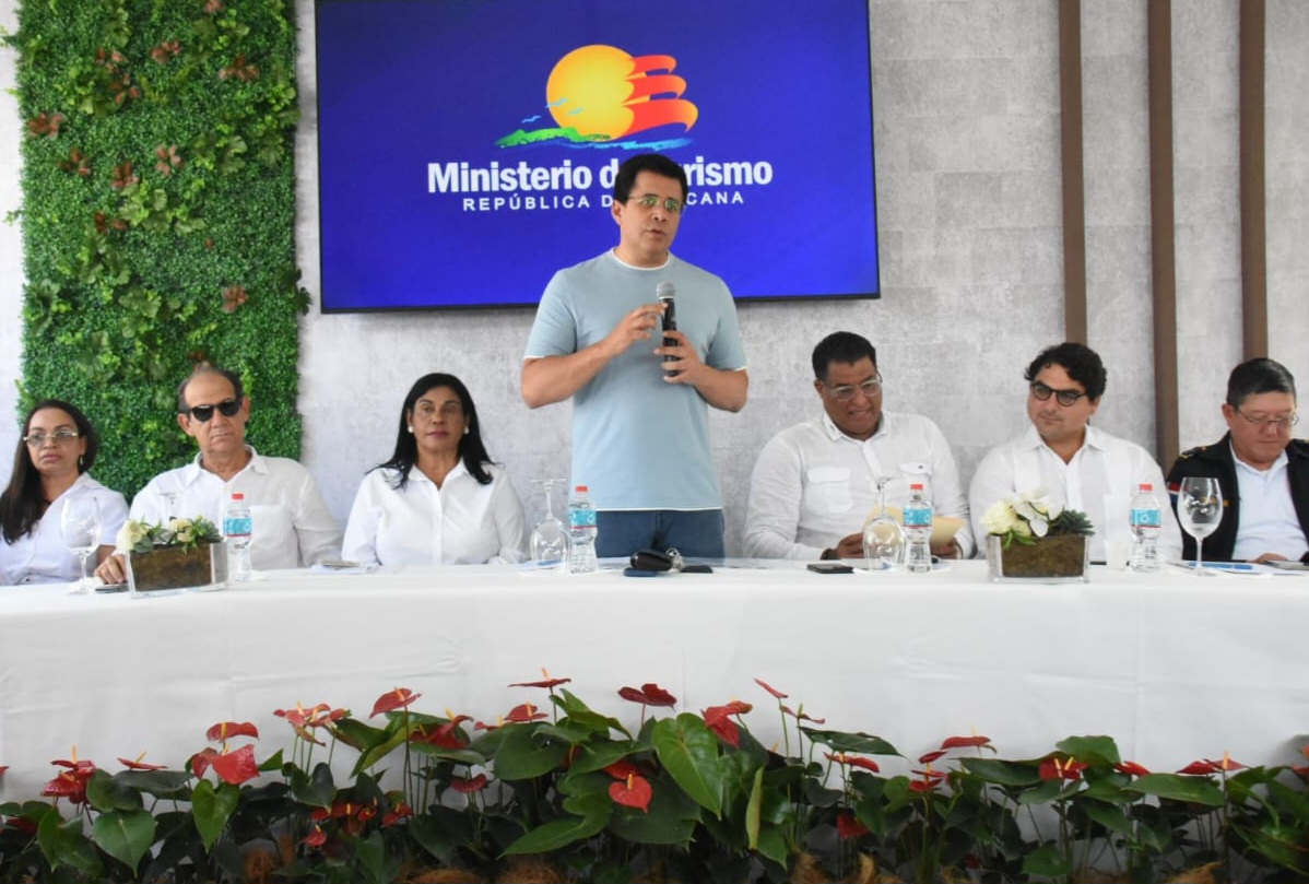 Ministro Collado reconstruye plaza de vendedores en Río San Juan