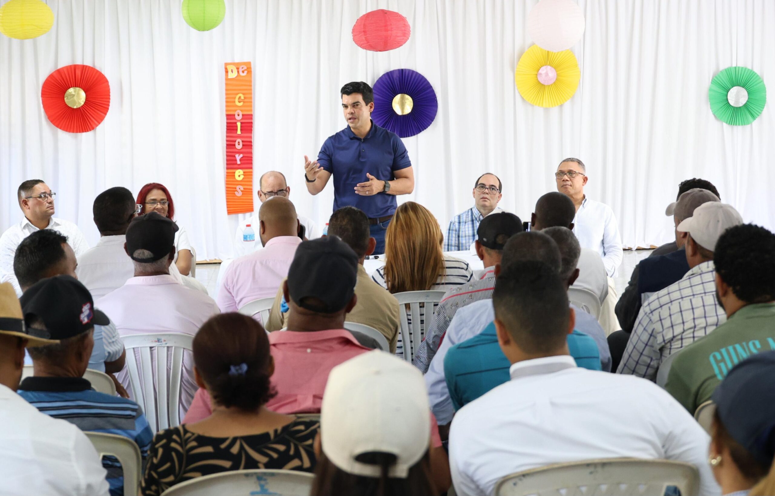 Wellington Arnaud escucha comunitarios de Nagua y Sánchez