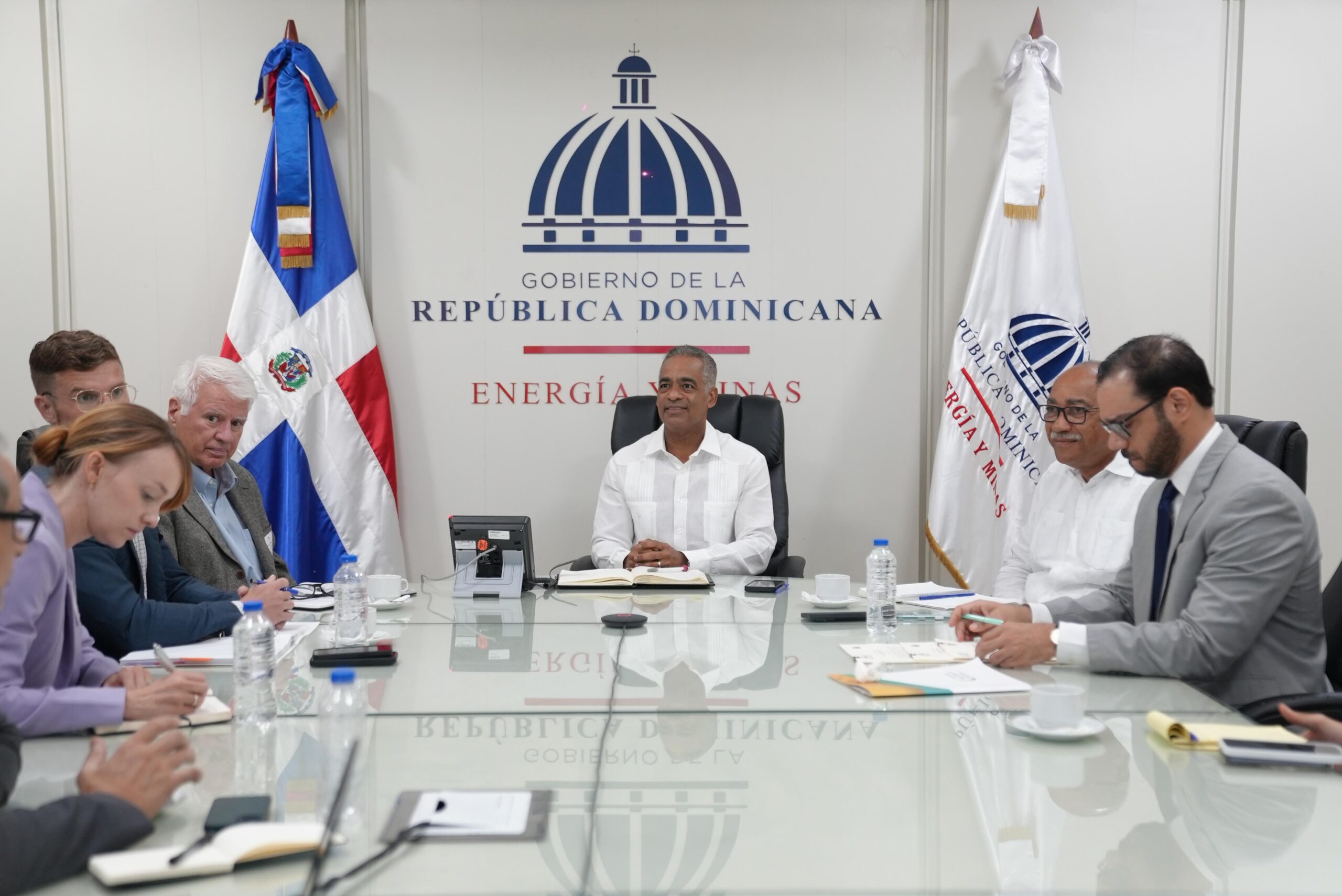 Delegación EE.UU. observa el desarrollo de RD en tierras raras