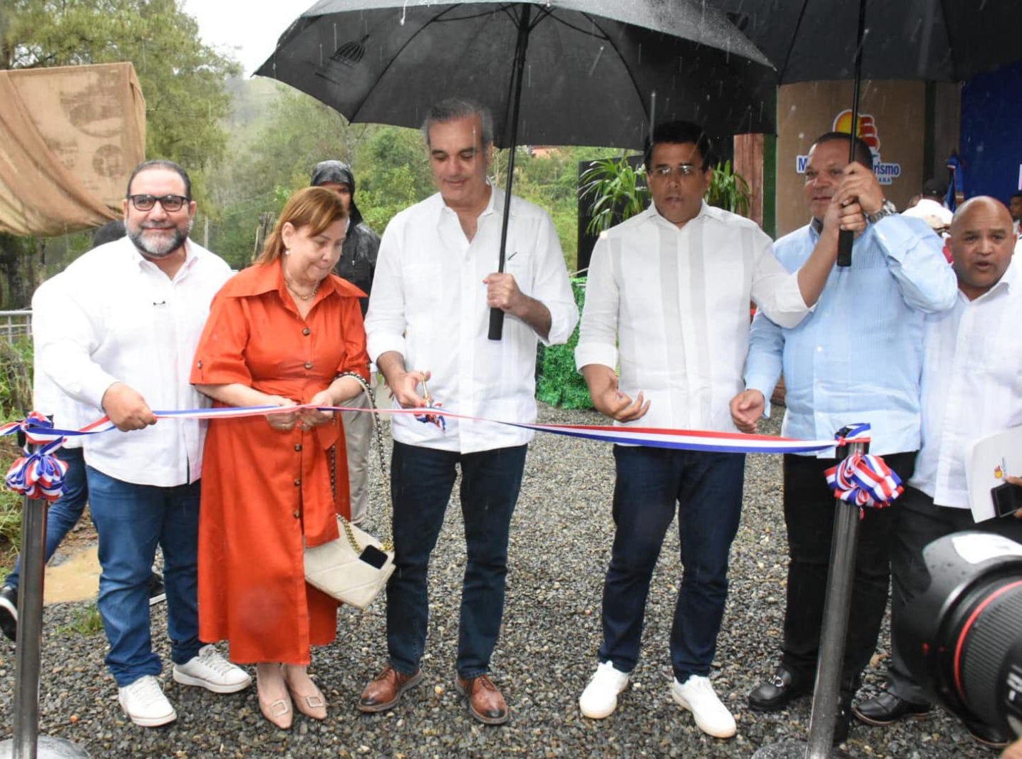 Abinader y Collado inauguran carretera acceso a salto Aguas Blancas, Constanza