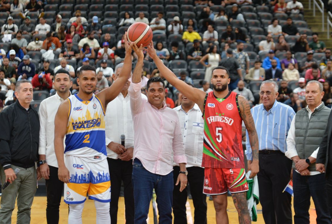Ministro Deportes hace saque honor juego Mauricio Báez vs Bameso en New Jersey