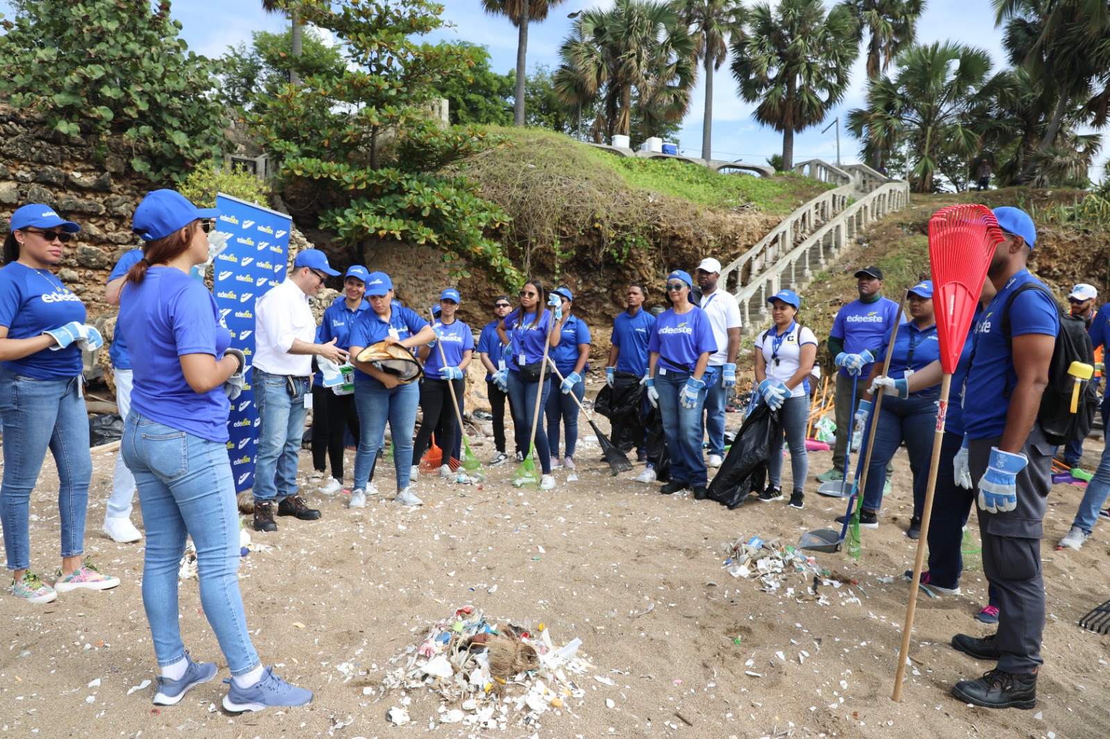 Edeeste se unió a jornada Día Mundial Limpieza de Playas