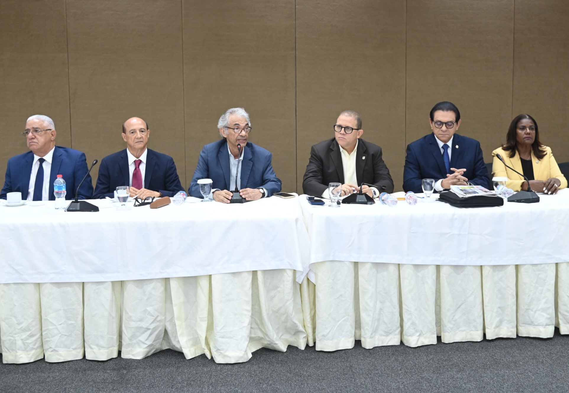 Comisión estudia modificar ley seguridad social escucha dueños de clínicas