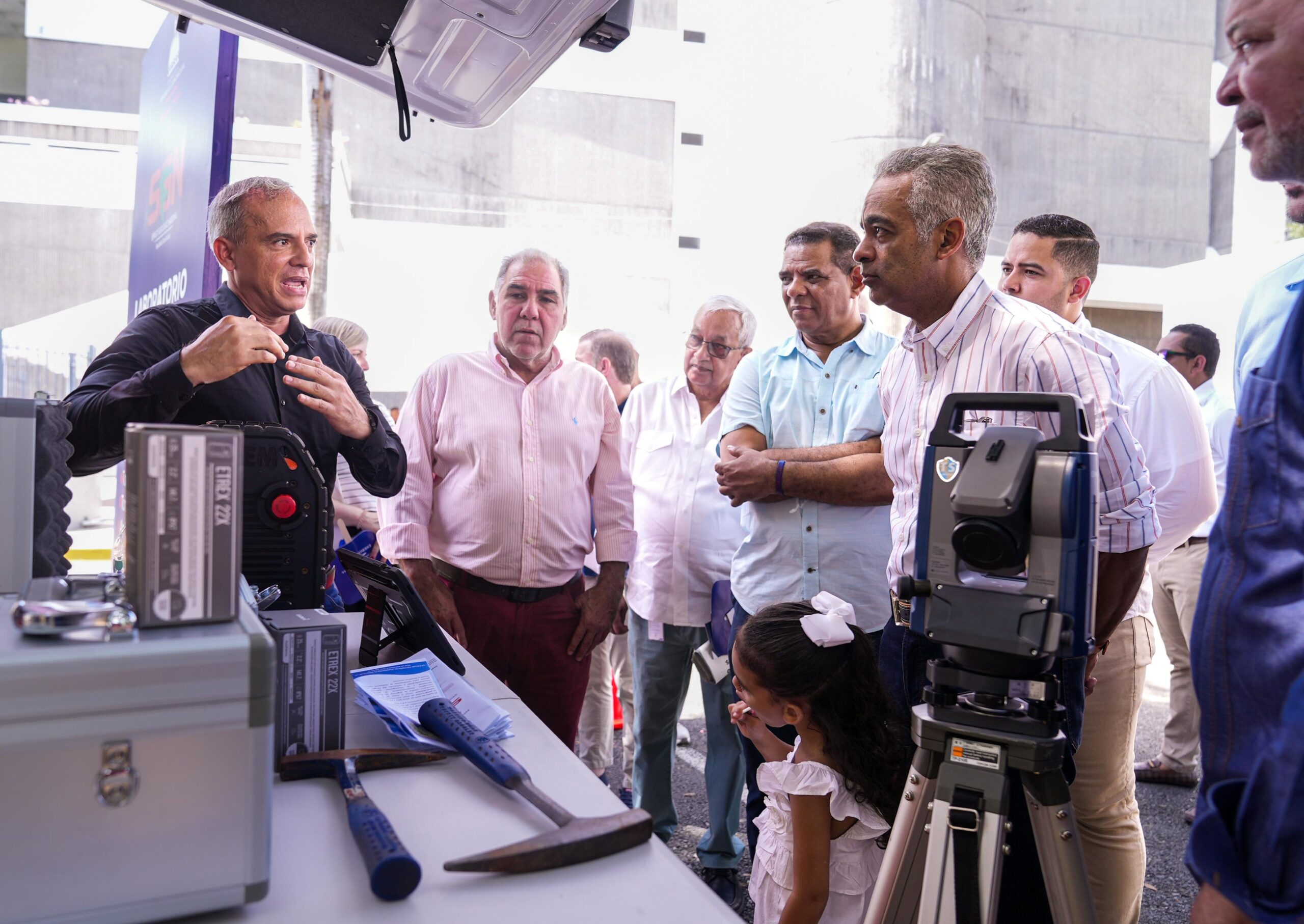 Servicio Geológico Nacional presenta Laboratorio Móvil de Geofísica de Vanguardia