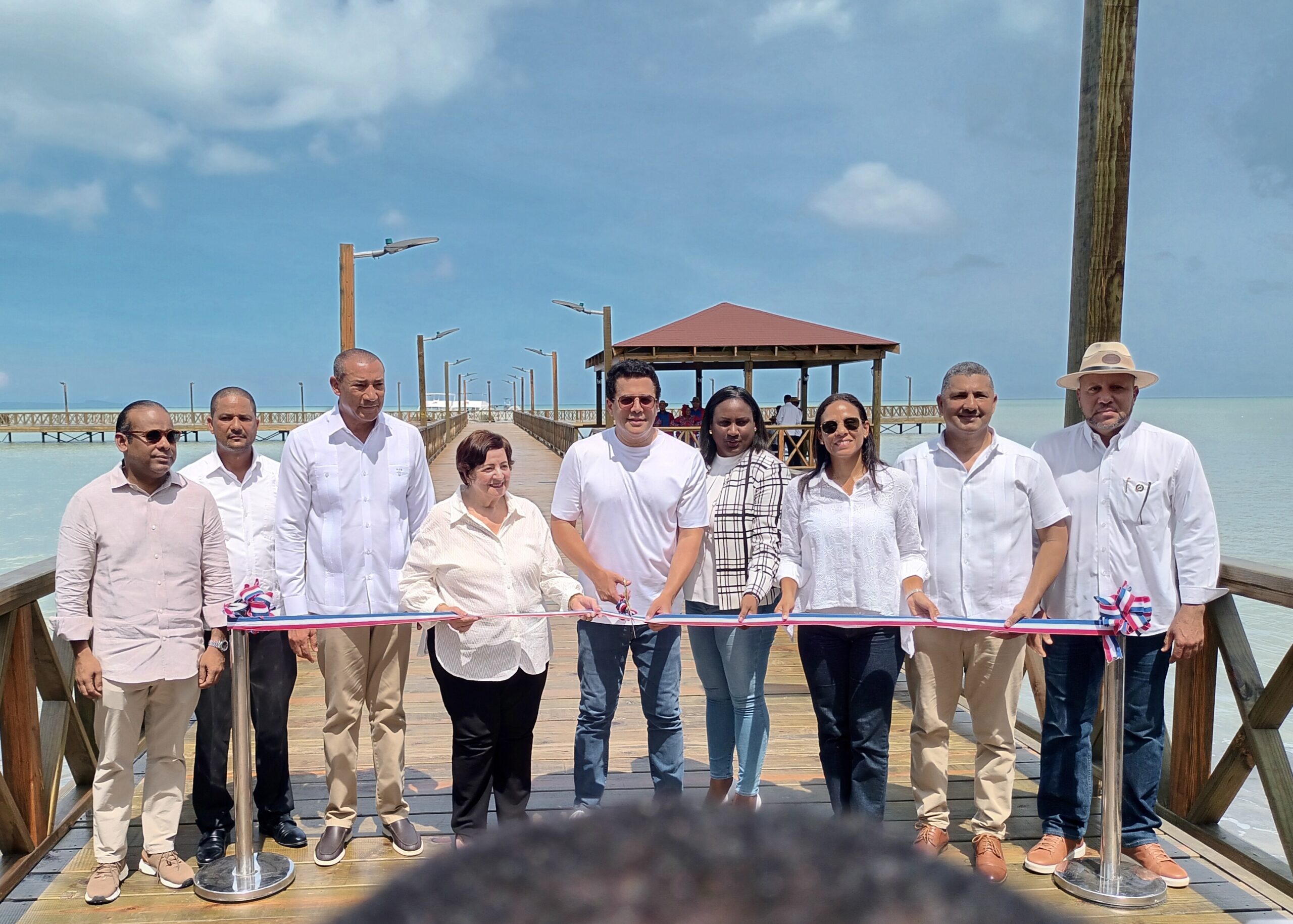 Ministro Collado entrega reconstruido muelle turístico de Miches