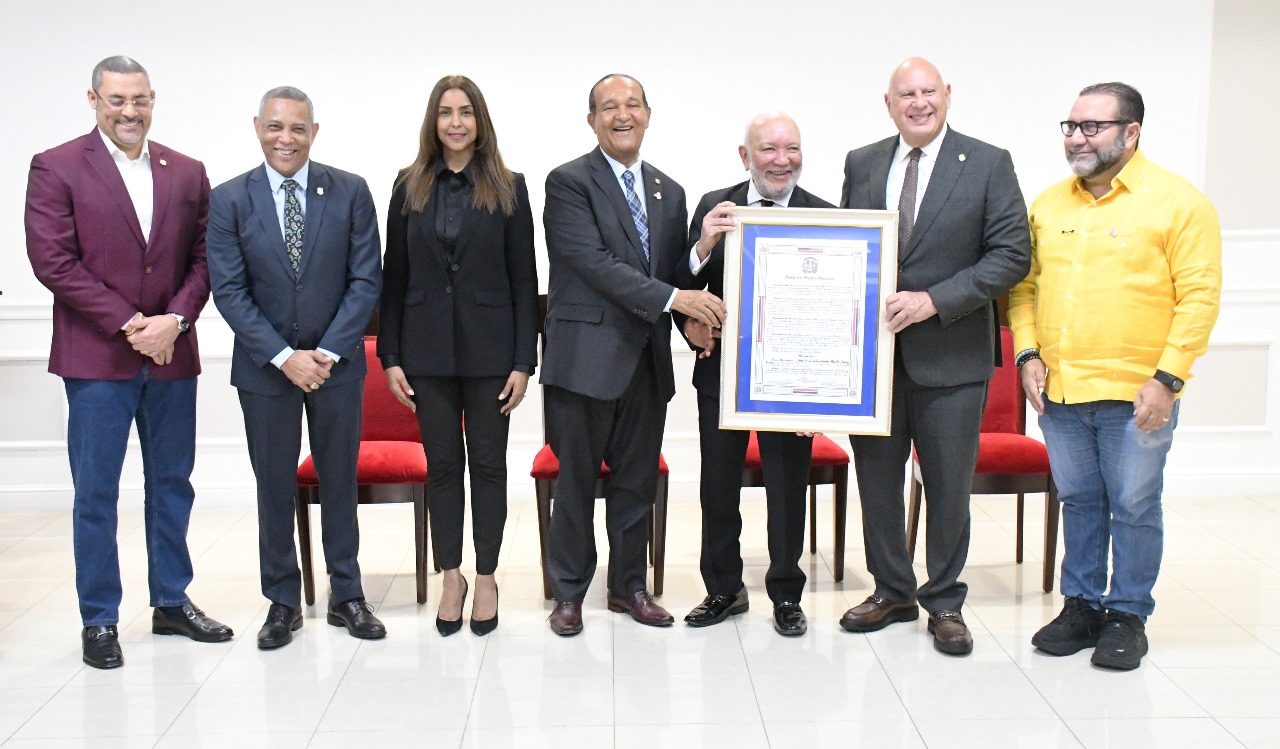 Senado reconoce comunicador Jochy Santos por sus 50 años de trayectoria