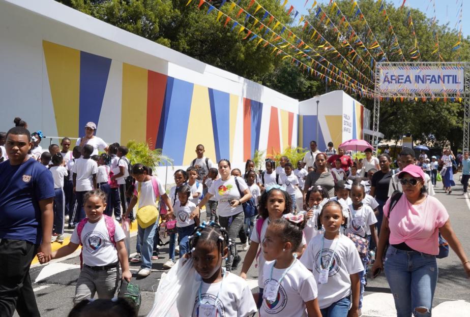 Feria del Libro sigue en marcha con asistencia de miles de personas