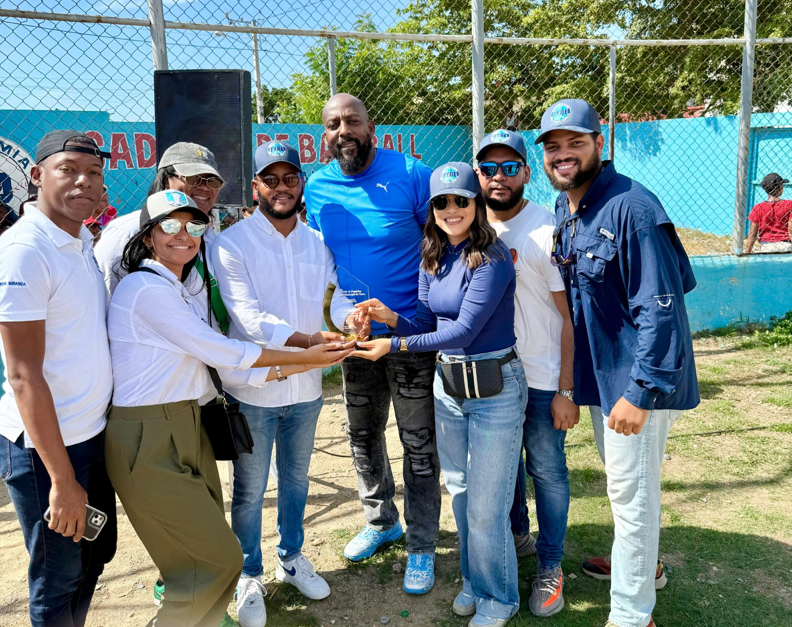 Vladimir Guerrero inicia Torneo Navideño de Béisbol en Nizao